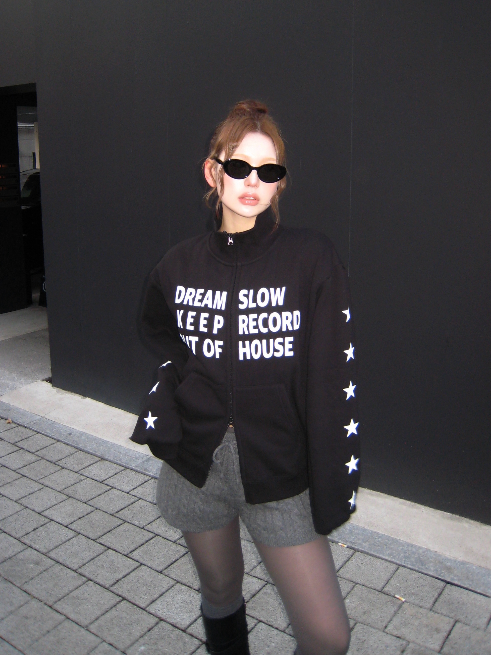 SLOW RECORD HOUSE Typo Star Track Zip-Up_Black 착용 스타일 - 1