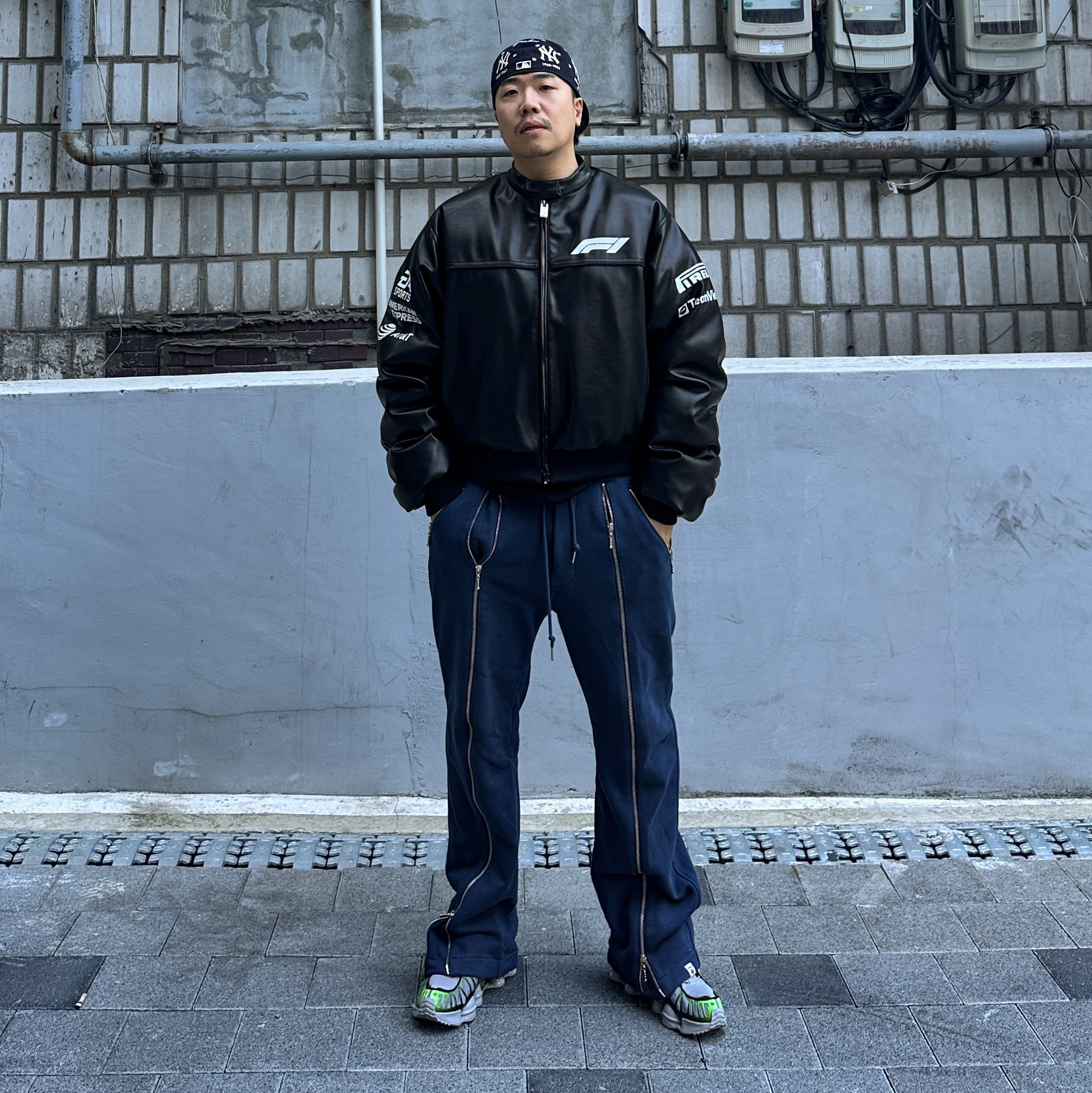 Nike Shox TL Wolf Grey Black 착용 스타일 - 2
