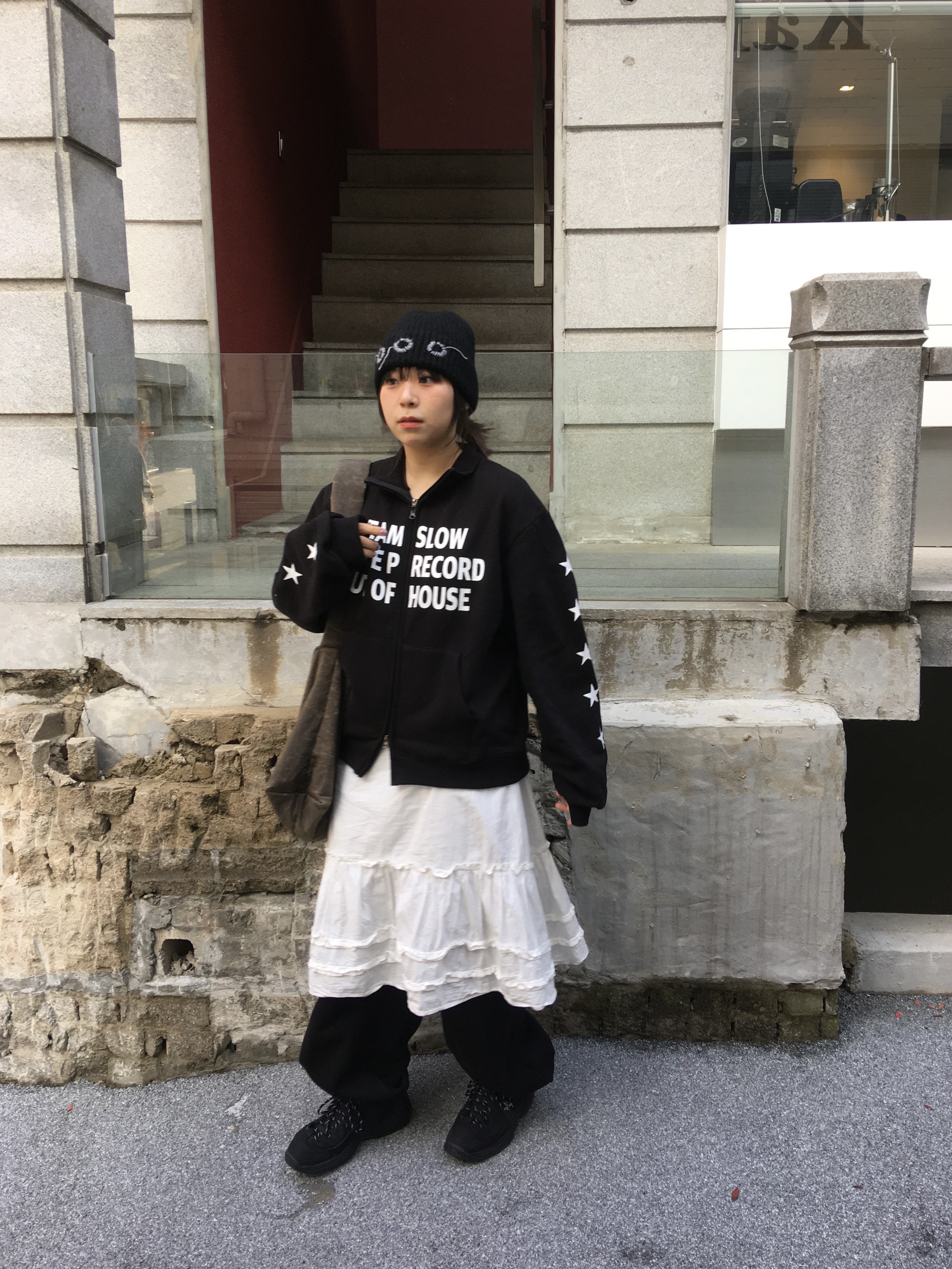 SLOW RECORD HOUSE Typo Star Track Zip-Up_Black 착용 스타일 - 2