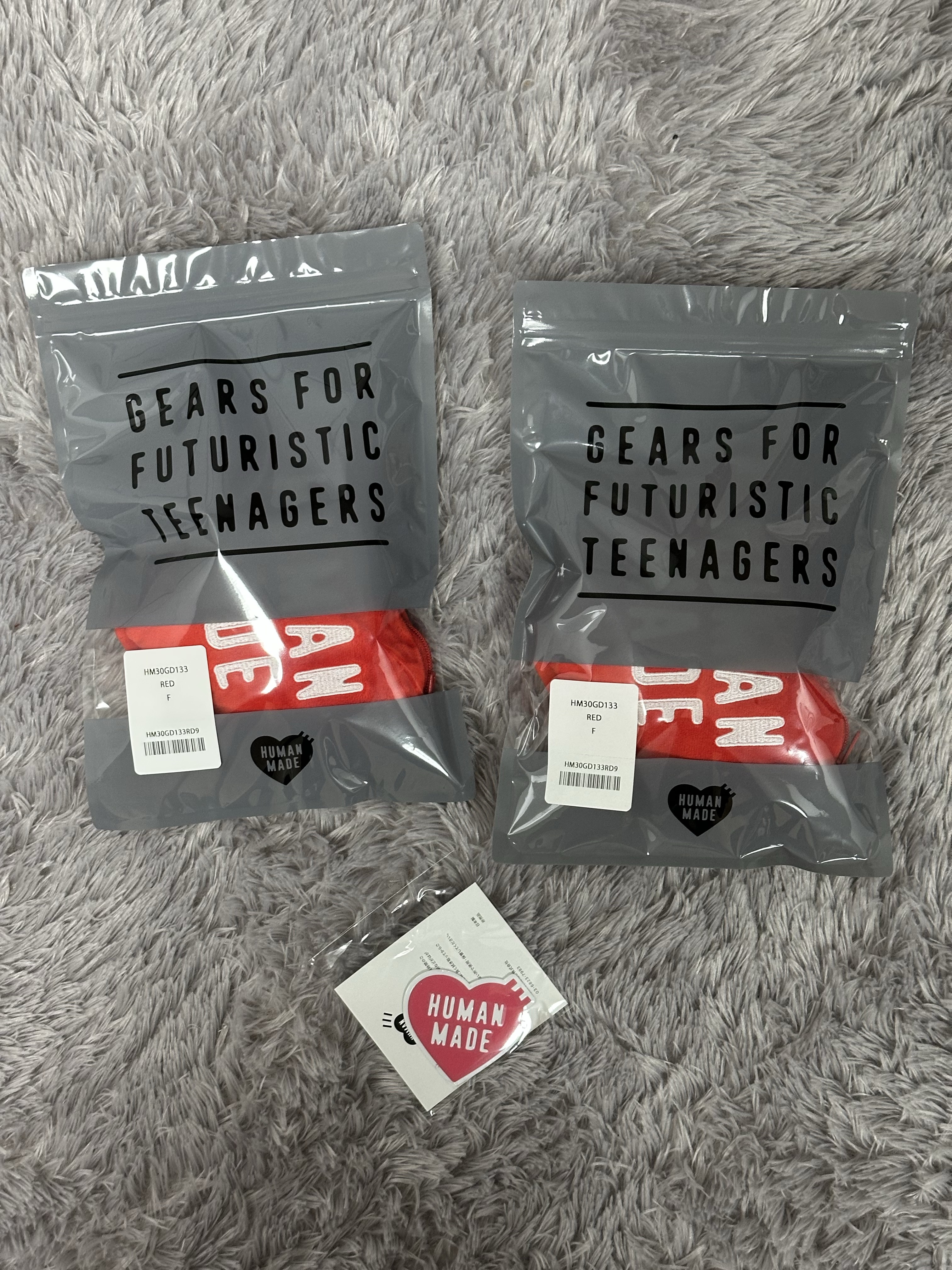 Human Made Heart Pass Case Red 착용 스타일 - 2