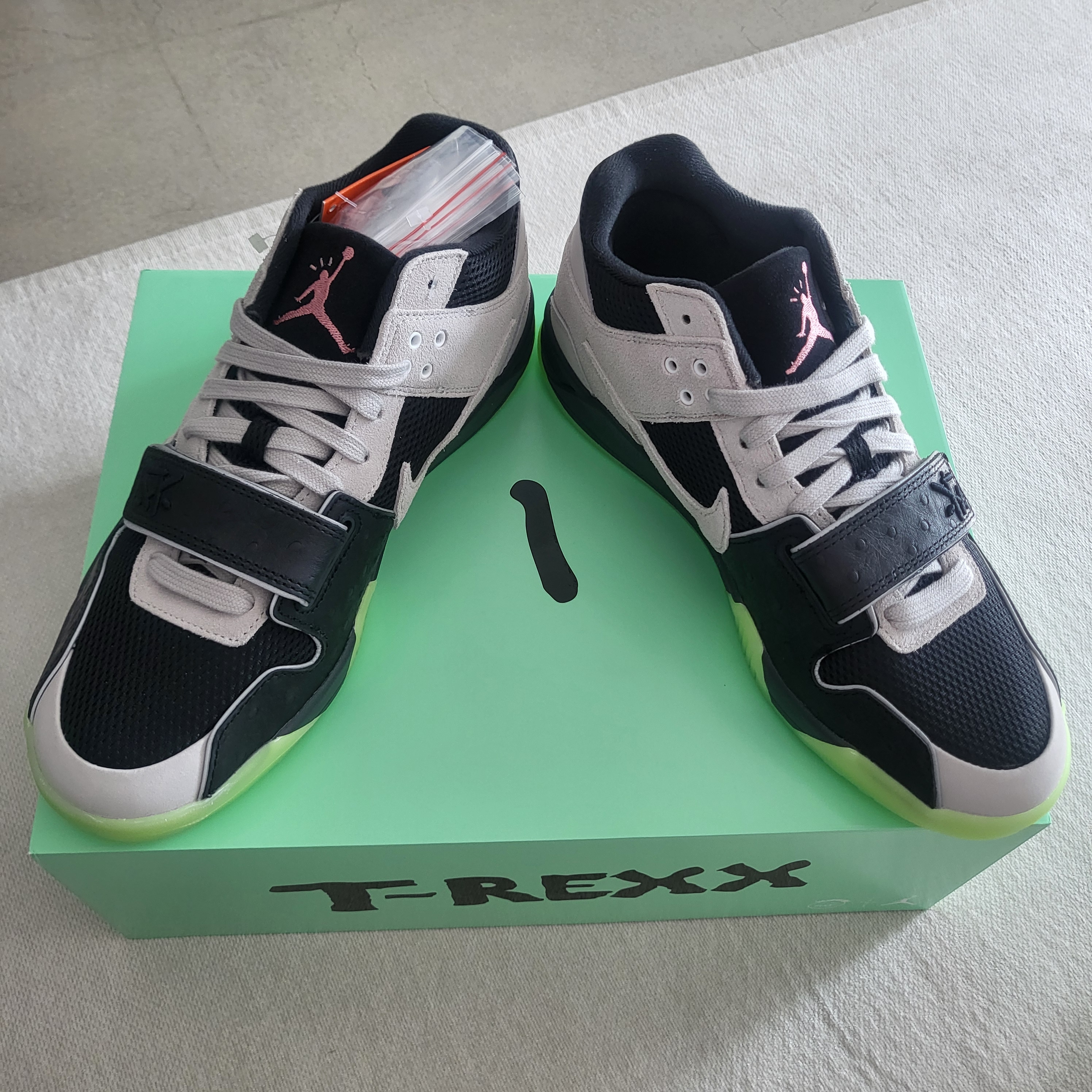 Jordan x Travis Scott x Chase B Jumpman Jack TR Black Night Silver 착용 스타일 - 6