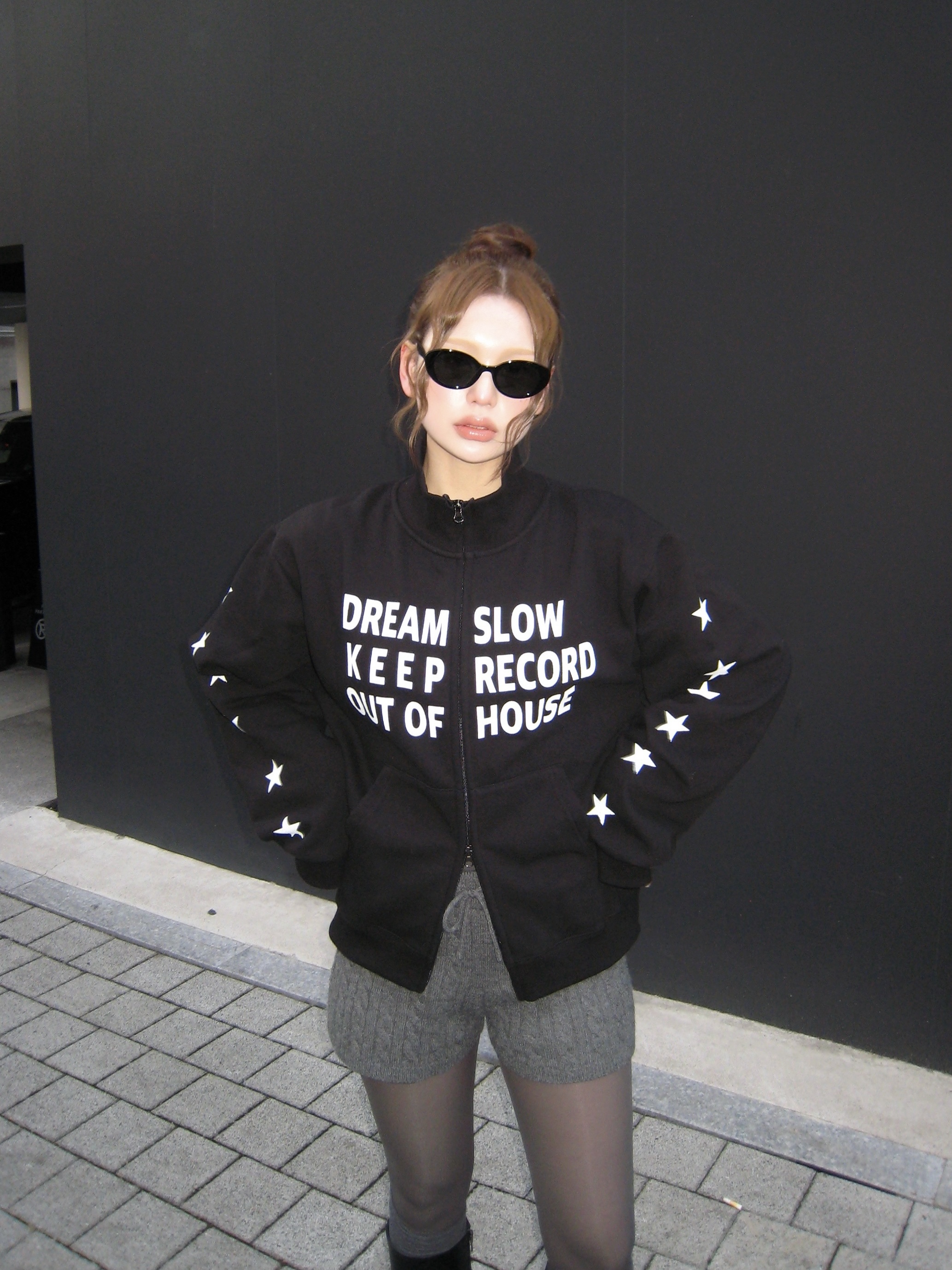 SLOW RECORD HOUSE Typo Star Track Zip-Up_Black 착용 스타일 - 4