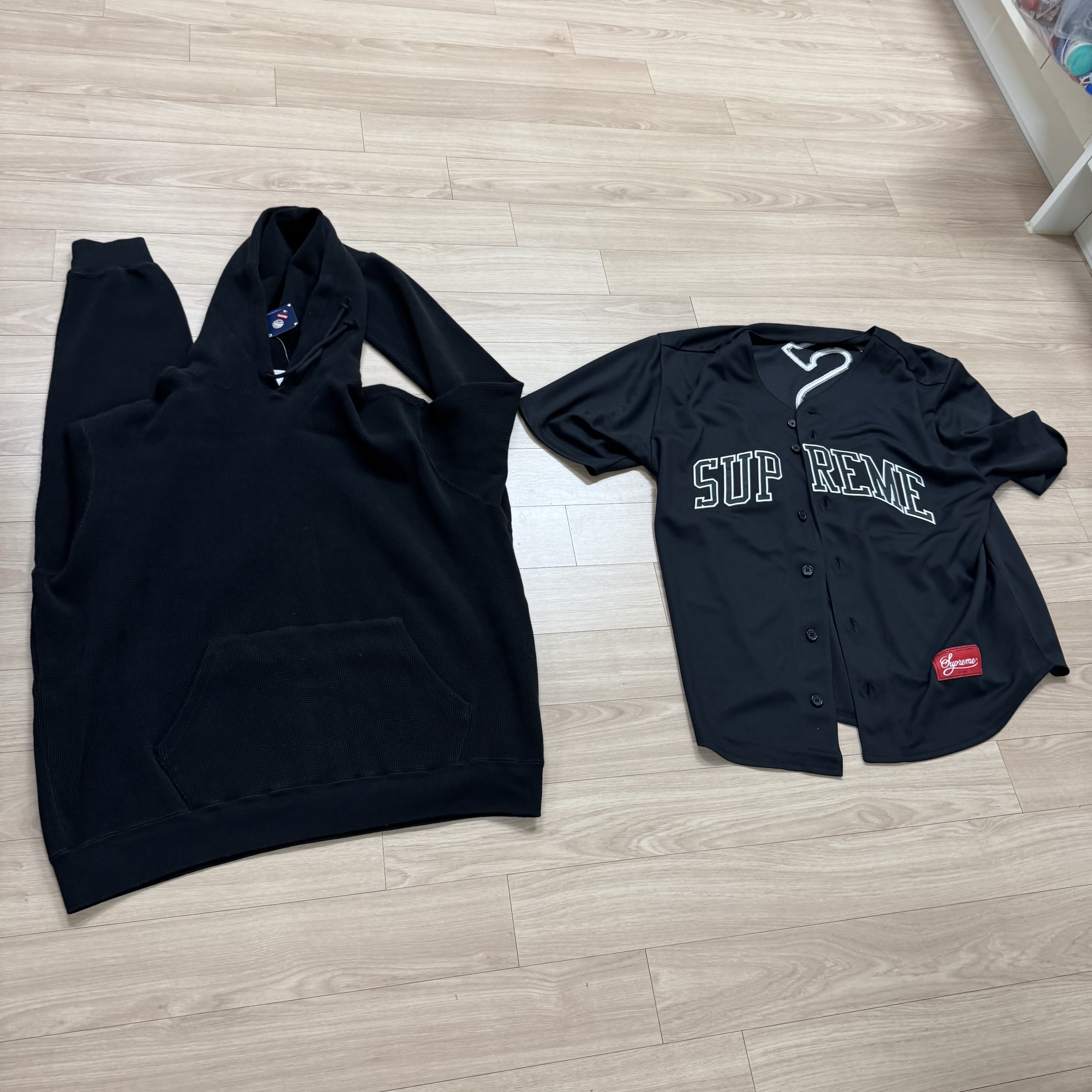 Supreme x Chicago White Sox Hooded Baseball Jersey Black - 25FW 착용 스타일