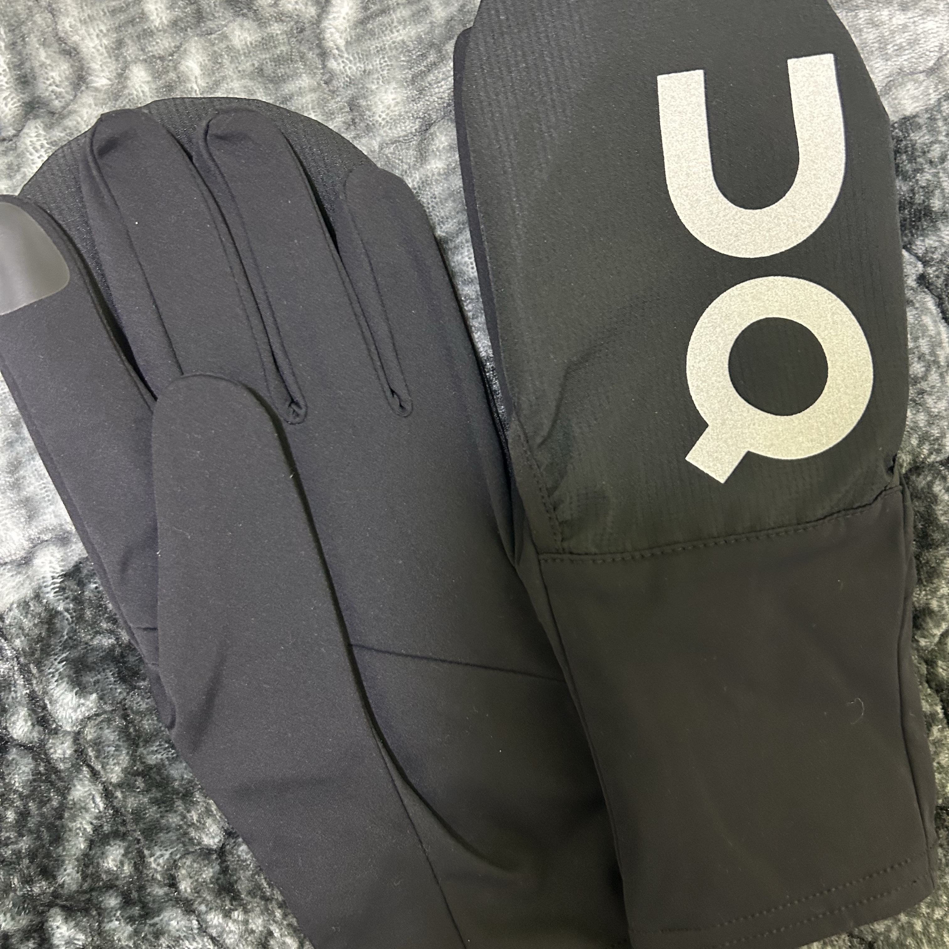 On Running Core Glove Black 착용 스타일