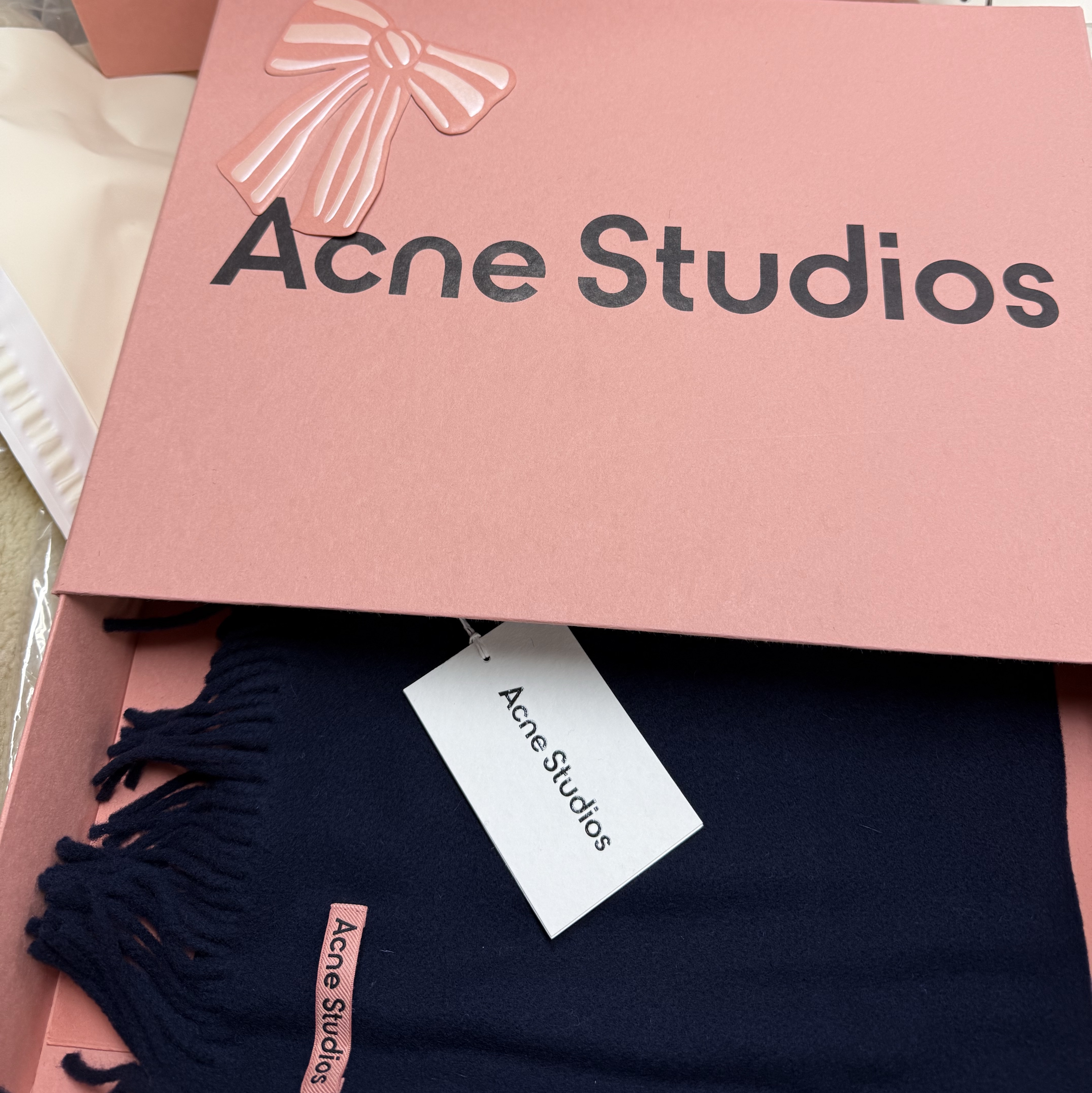 Acne Studios Wool Fringe Muffler Navy Blue 착용 스타일