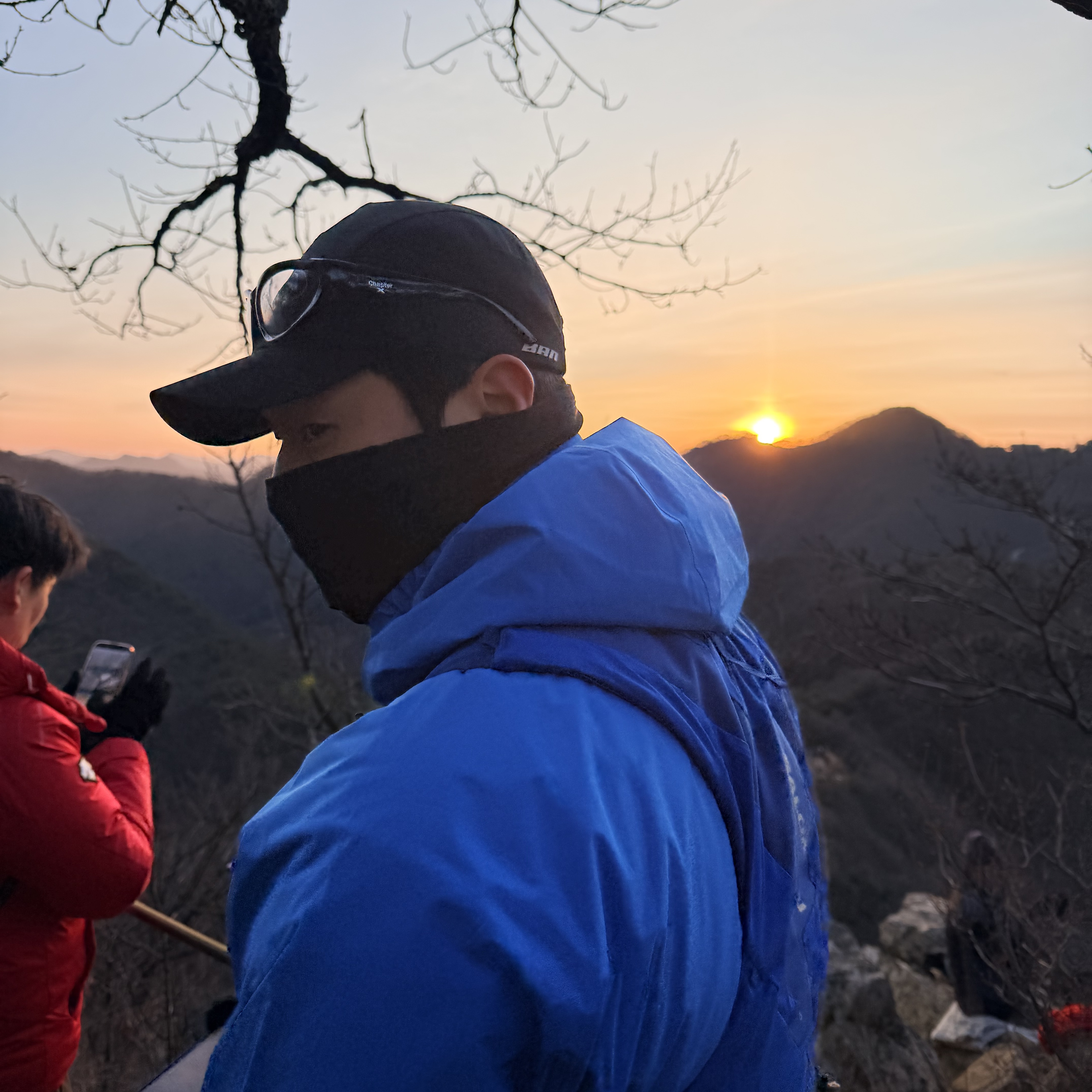 BORN TO WIN Stroke Running Cap Black, Nike ACG Storm-Fit ADV Cascade Rains Full Zip Jacket Light Photo Blue Summit White - Asia 착용 스타일 - 2