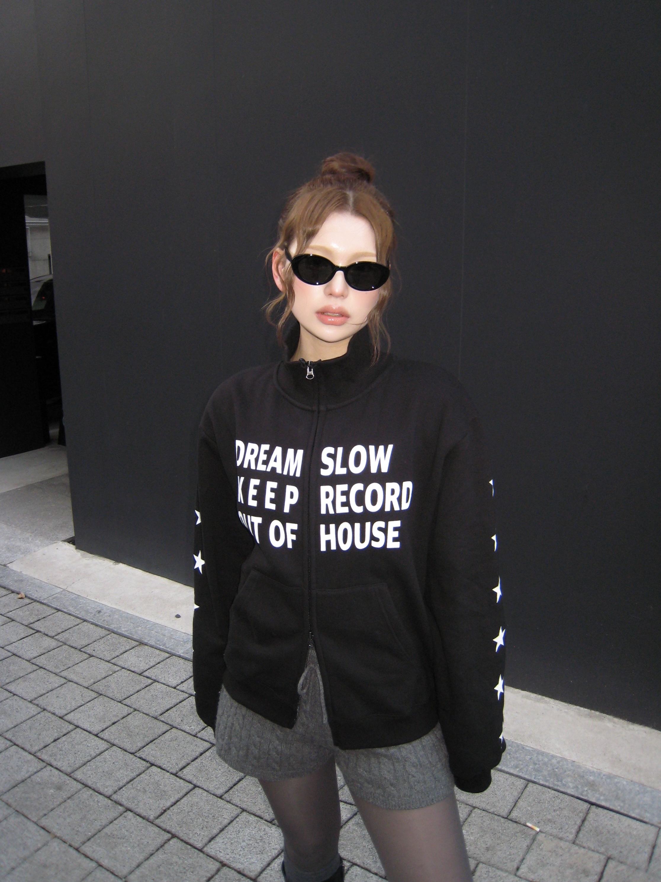 SLOW RECORD HOUSE Typo Star Track Zip-Up_Black 착용 스타일 - 3