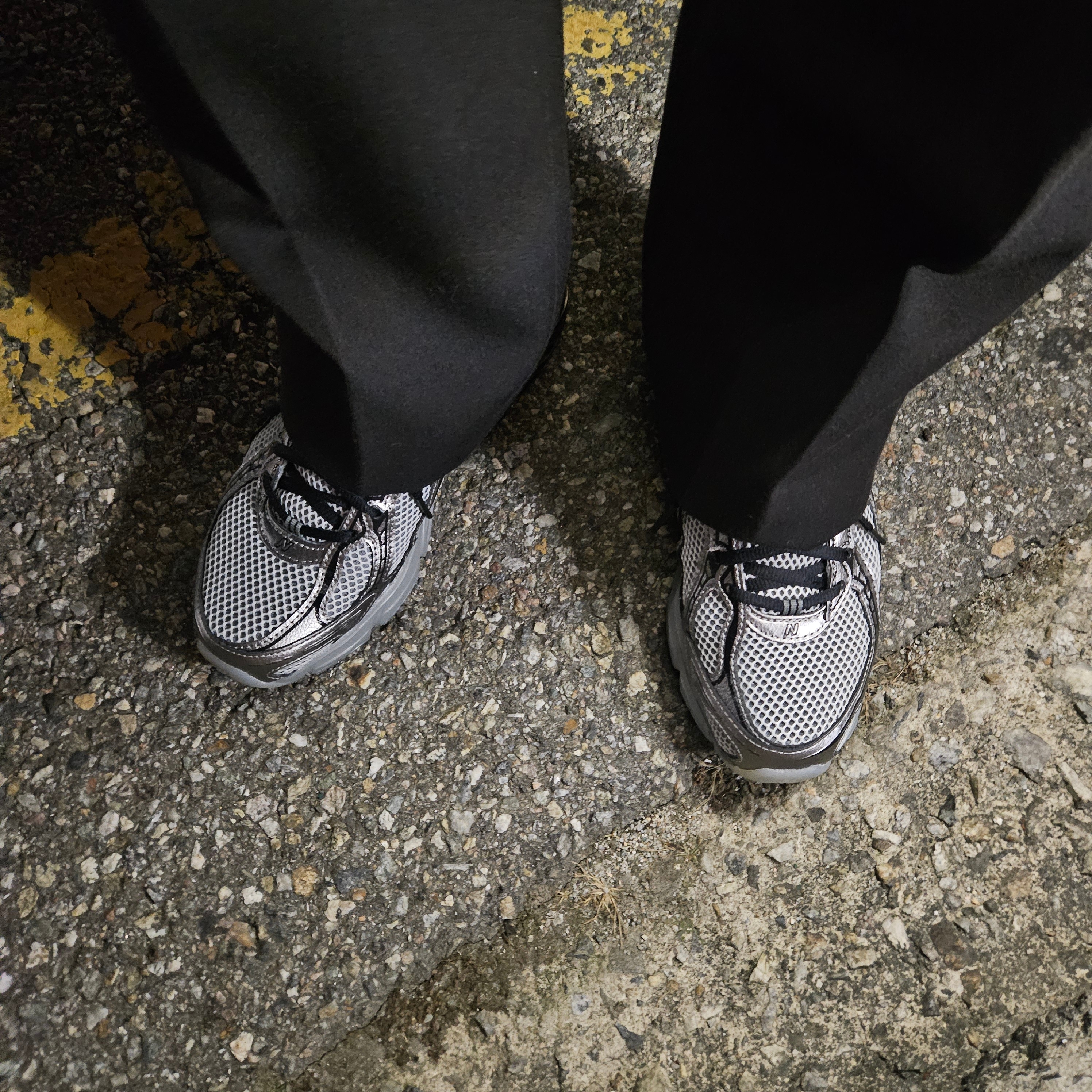 New Balance 740 Dark Silver Metallic 착용 스타일 - 2