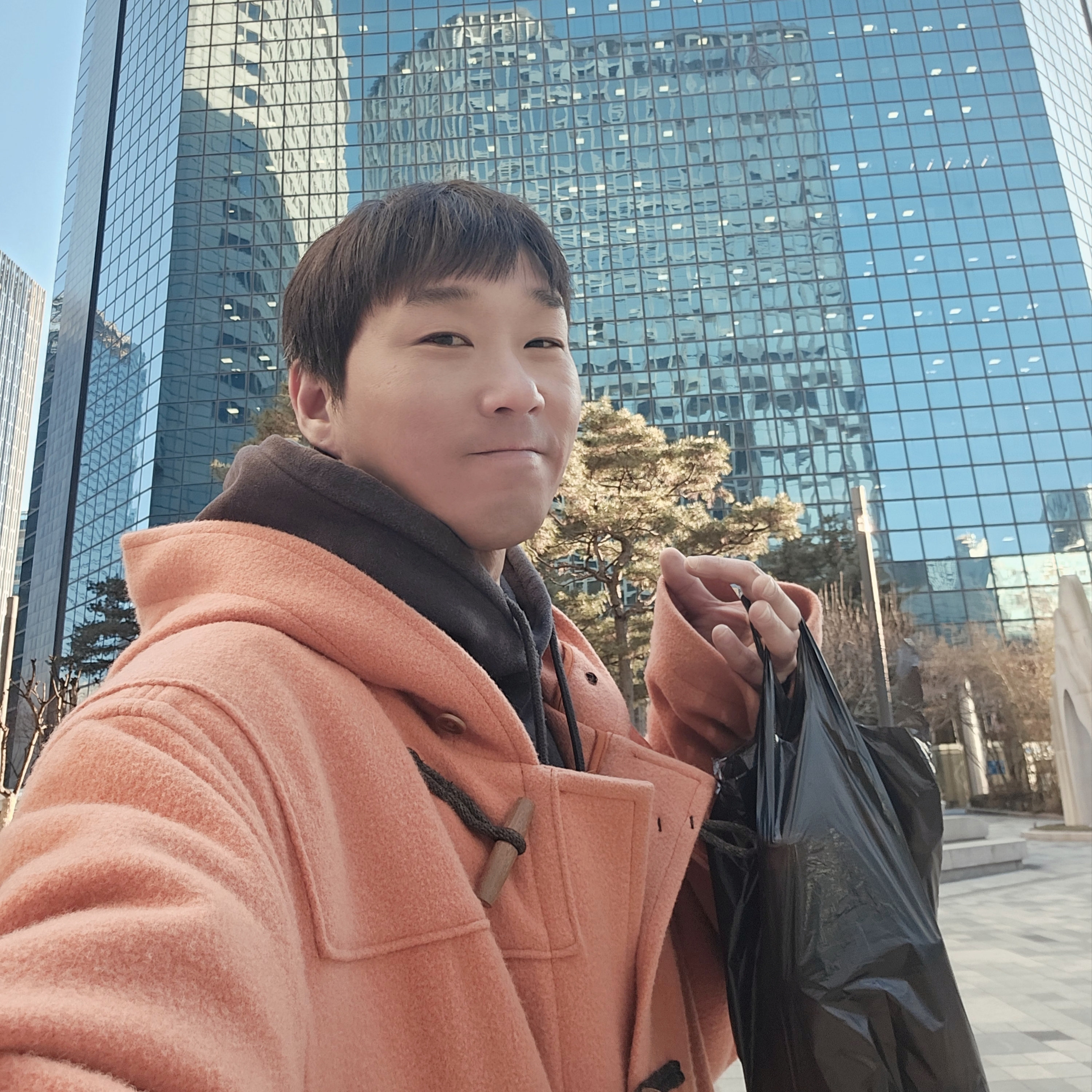 Palace Korea Hoodie Black - 24SS, Jordan 2 x Off-White Retro Low SP White and Varsity Red 착용 스타일 - 1