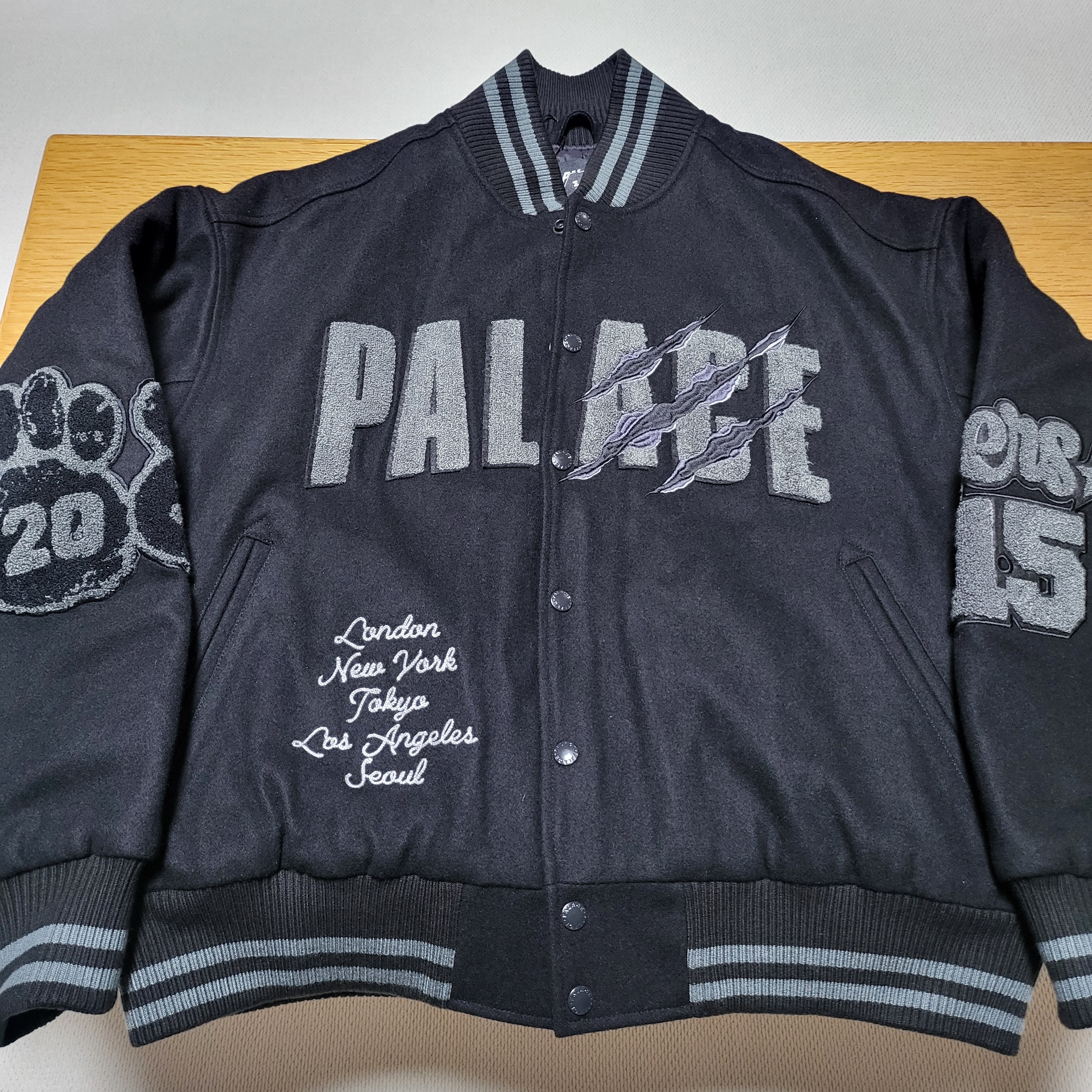 Palace Tora Tora Varsity Jacket Black - 25SS 착용 스타일 - 1