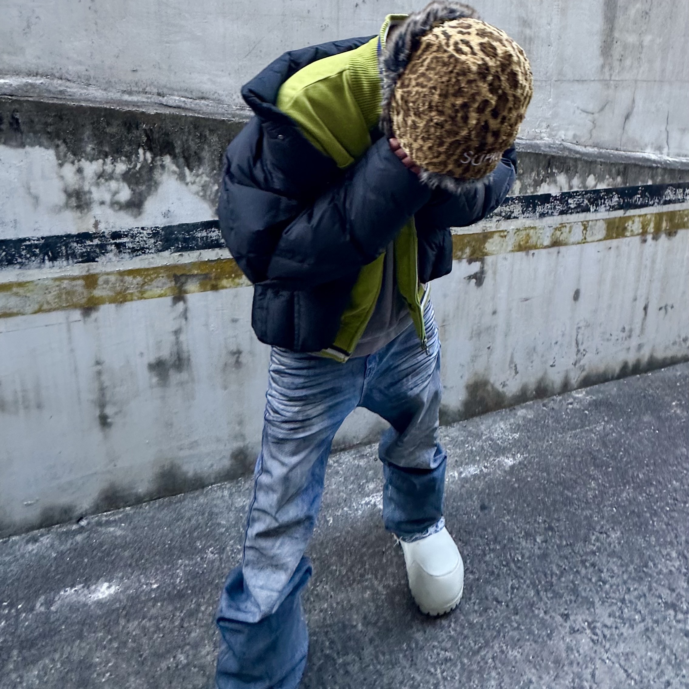 (W) Balenciaga Skiwear Alaska Nylon Low Boot White, Project G/R Flare Jeans Blue 착용 스타일 - 2