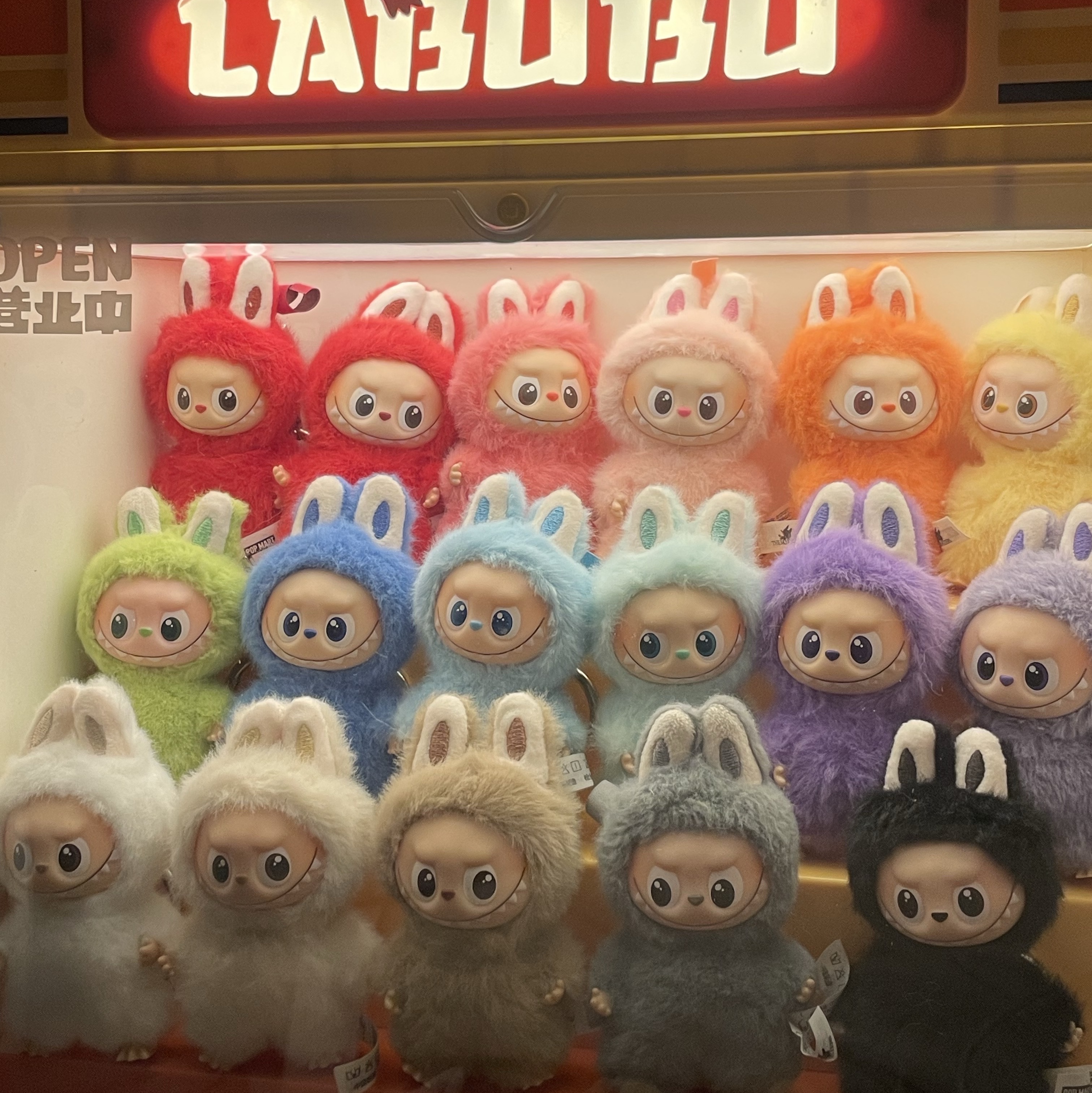 Pop Mart Labubu The Monsters Pin For Love Series Vinyl Plush Pendant Sealed Case (A-M) (1 Blind Box), Pop Mart Labubu The Monsters Pin For Love Series Vinyl Plush Pendant Sealed Case (N-Z) (1 Blind Box) 착용 스타일