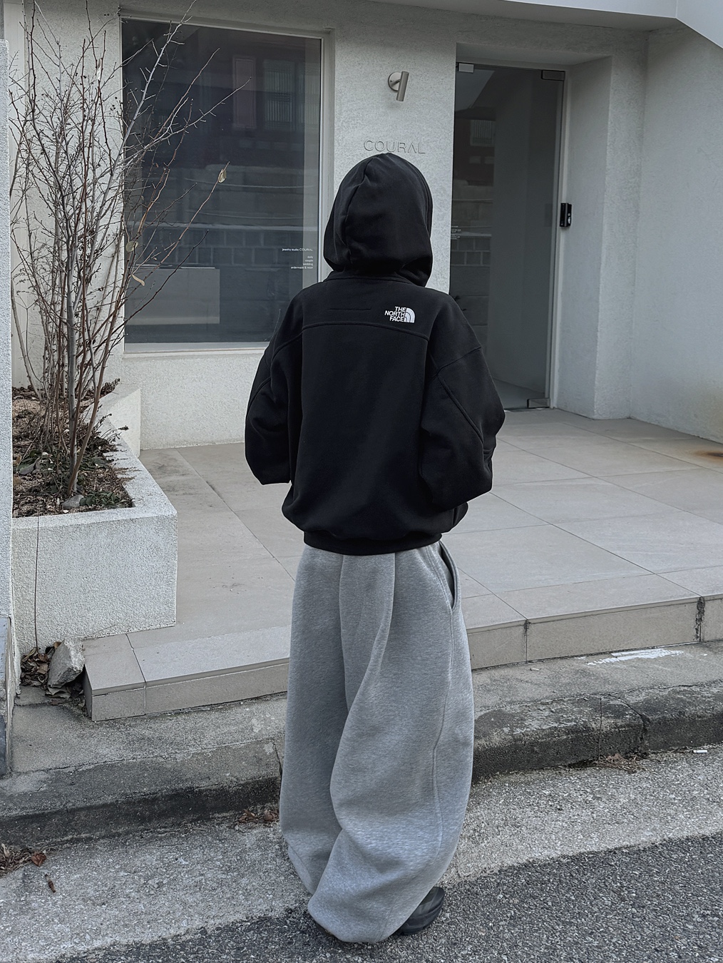 The North Face Dayoff Hood Zip Up Black - 25FW, Oakley Light Breathe Triple Black 착용 스타일 - 2