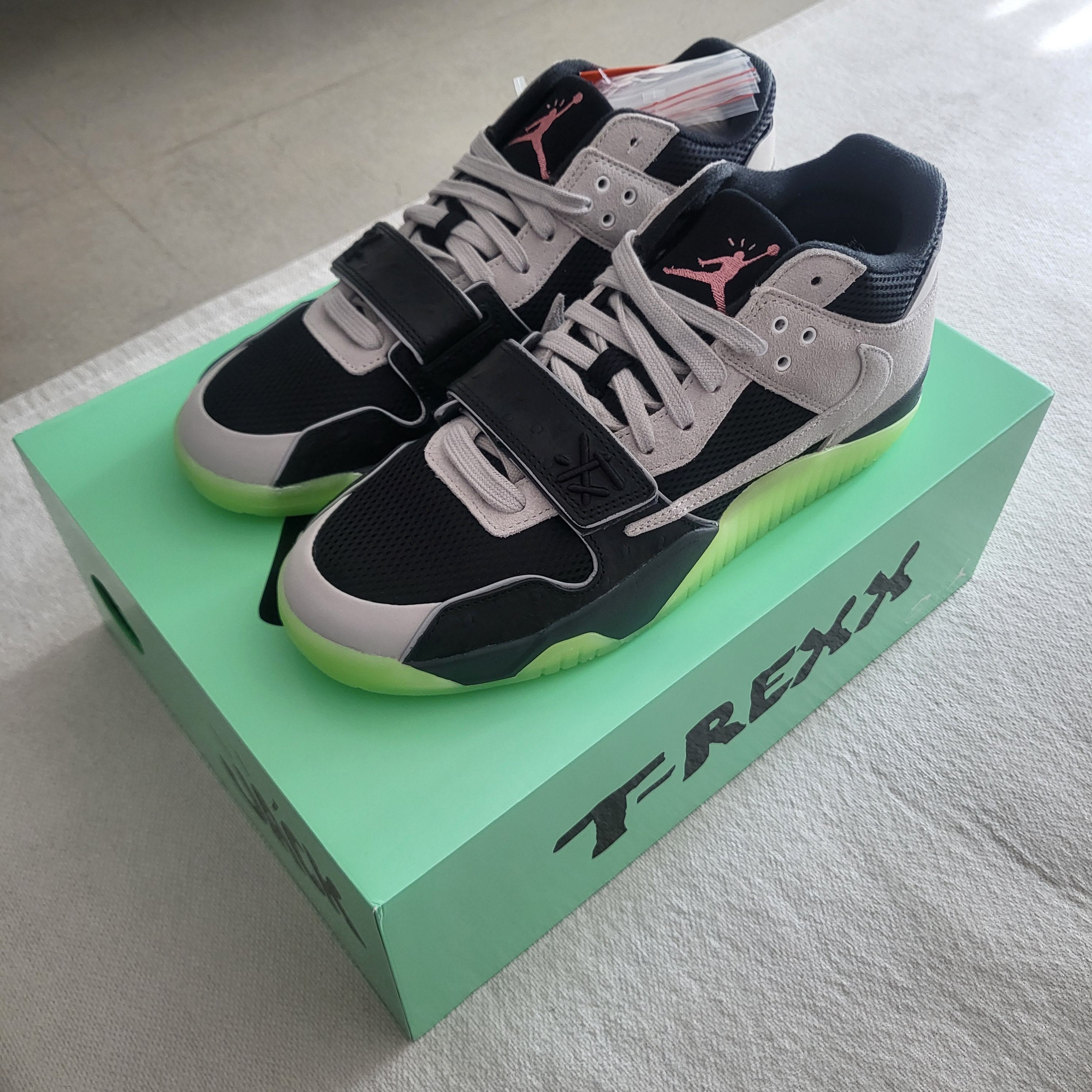 Jordan x Travis Scott x Chase B Jumpman Jack TR Black Night Silver 착용 스타일 - 1