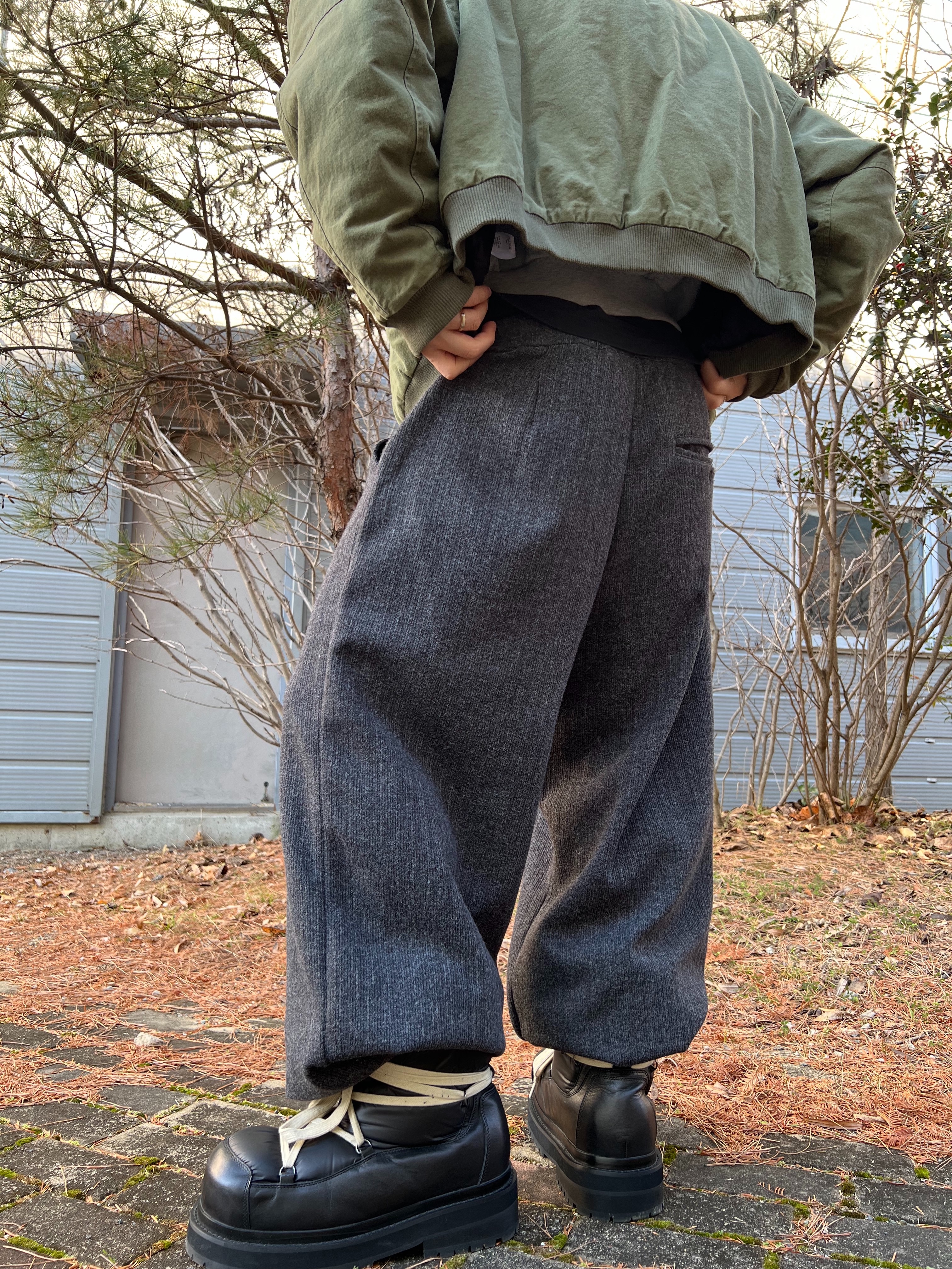 Nonnod Sulfur Dye Serge Bomber Jacket Vintage Khaki, Farfromwhat Far Pin Button & Safety Pin 착용 스타일 - 5