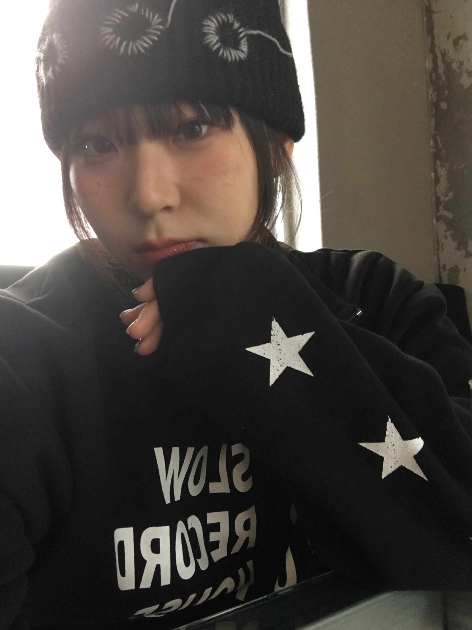 SLOW RECORD HOUSE Typo Star Track Zip-Up_Black 착용 스타일 - 4