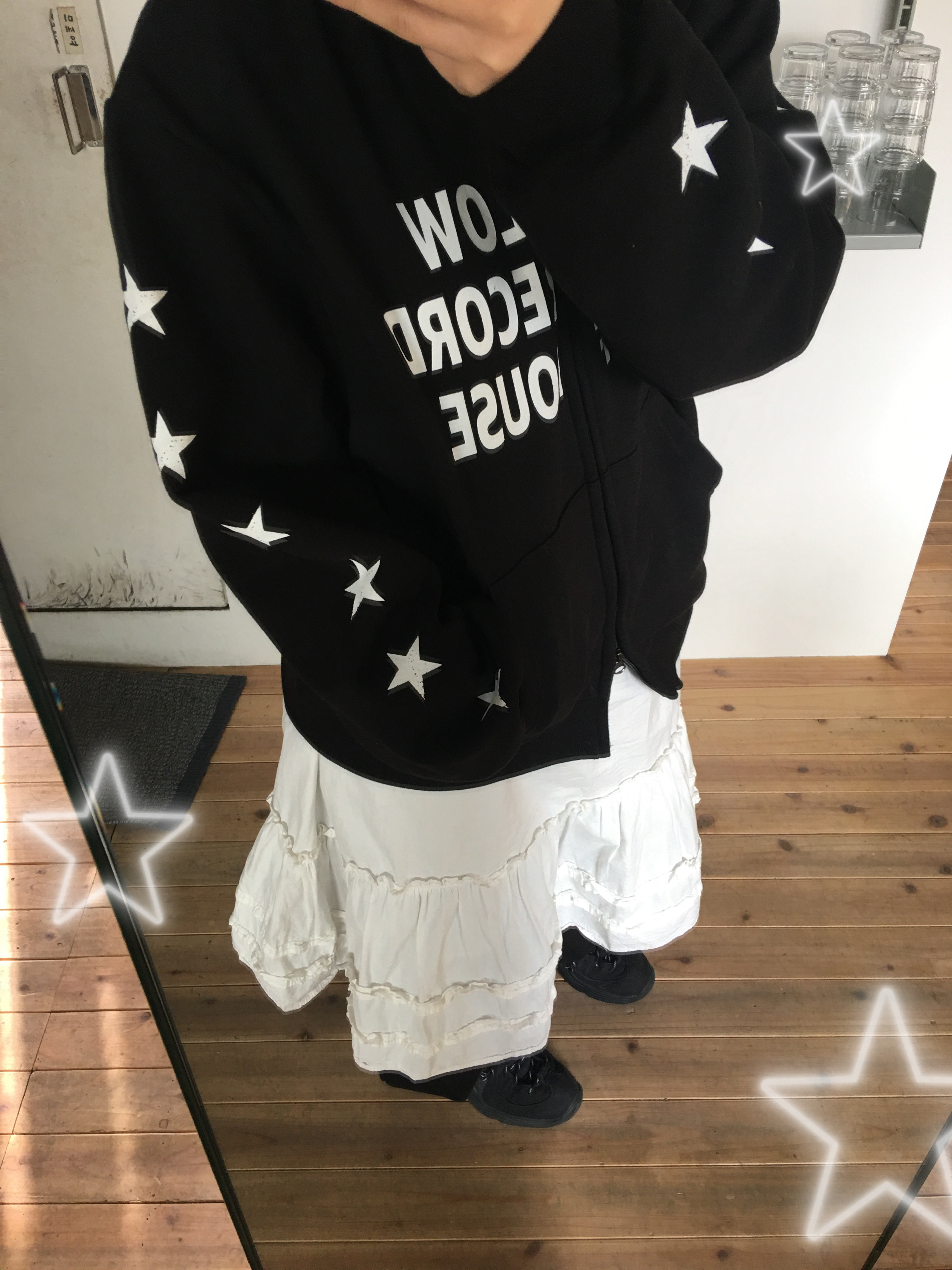 SLOW RECORD HOUSE Typo Star Track Zip-Up_Black 착용 스타일 - 5