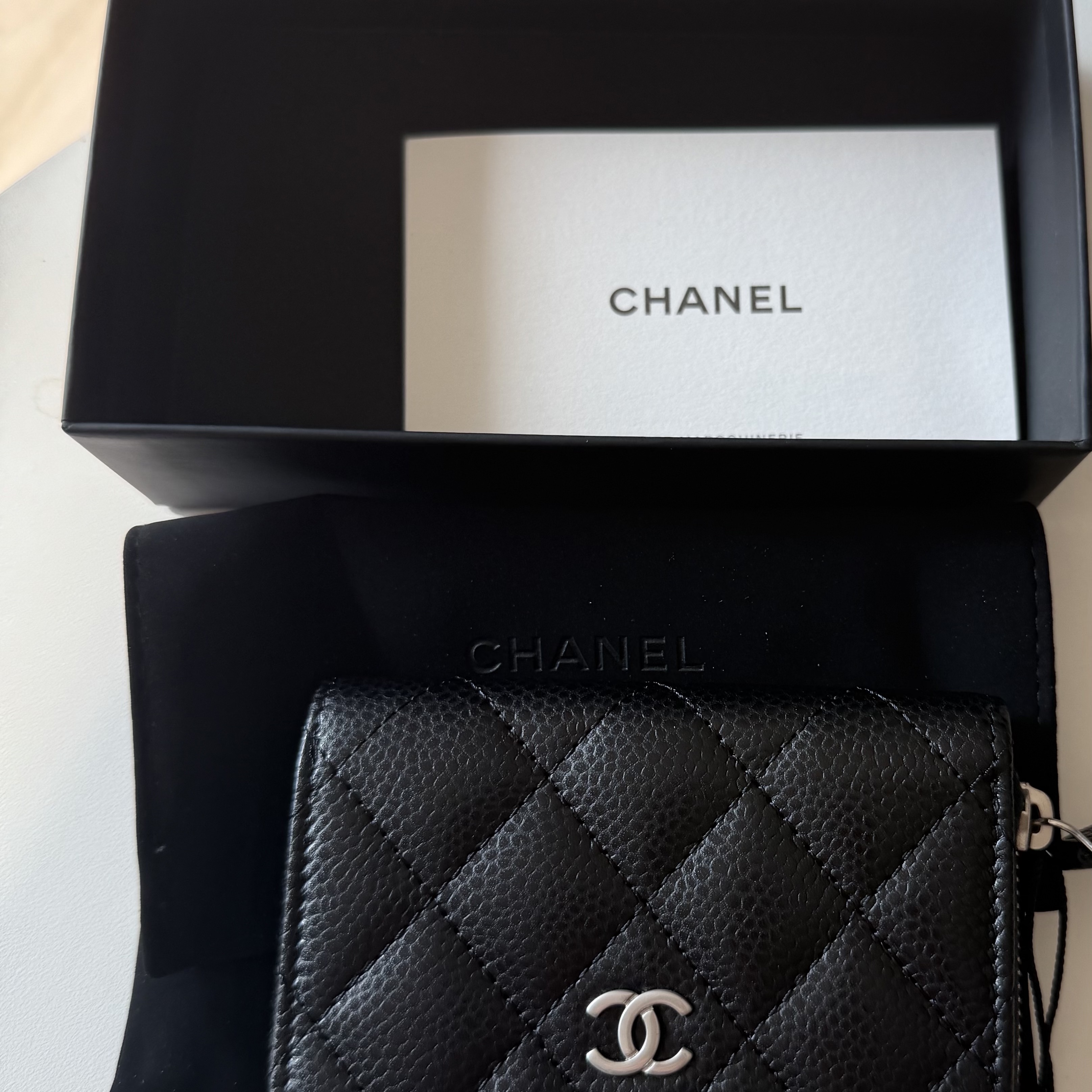 Chanel Classic Zipped Coin Purse Grained Calfskin & Silver Black 착용 스타일 - 1