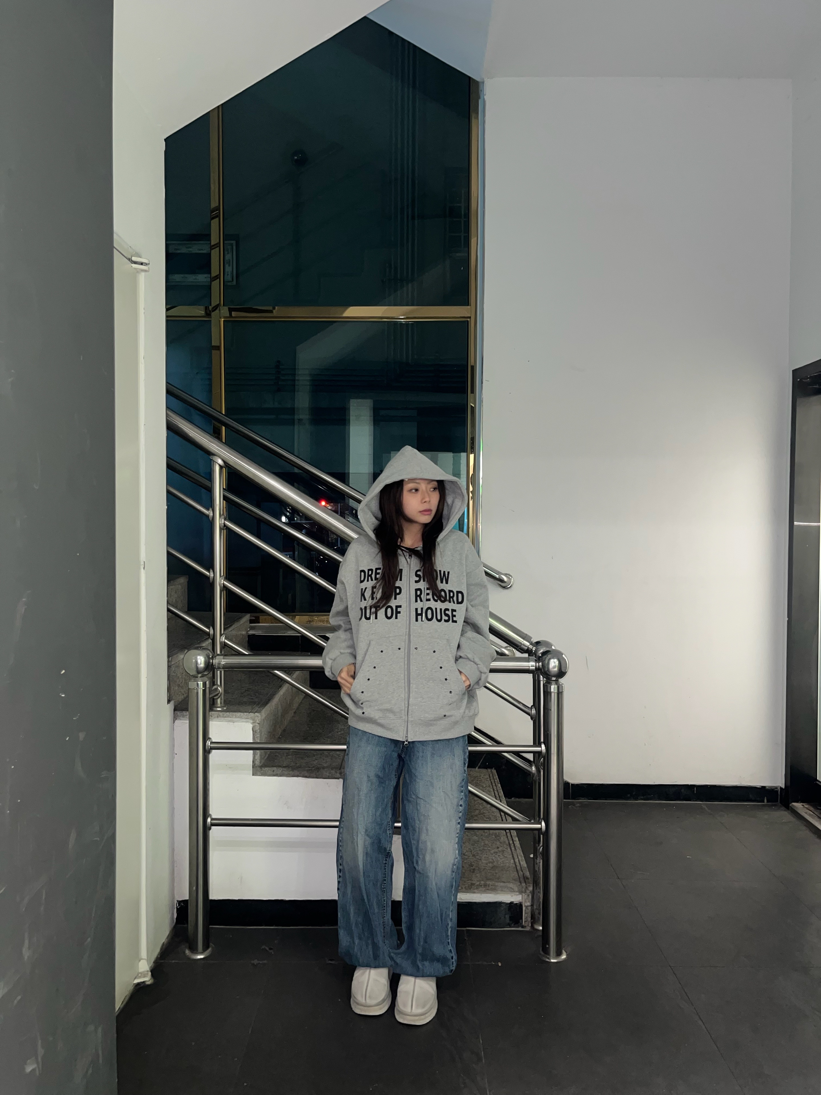 SLOW RECORD HOUSE Typo Star Hood Zip-Up Grey 착용 스타일 - 2