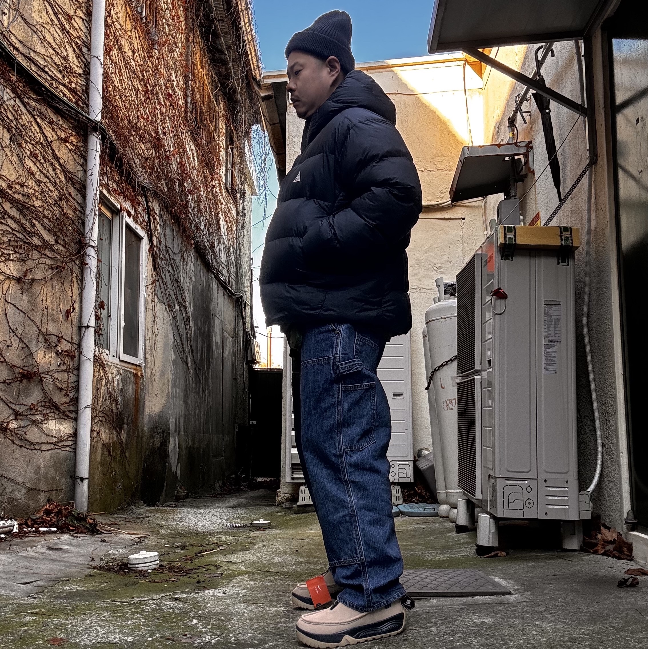 Nike ACG Izy Khaki and Black, Carhartt WIP Nash Loose Fit Double Knee Pants Blue Stone Washed 착용 스타일 - 4