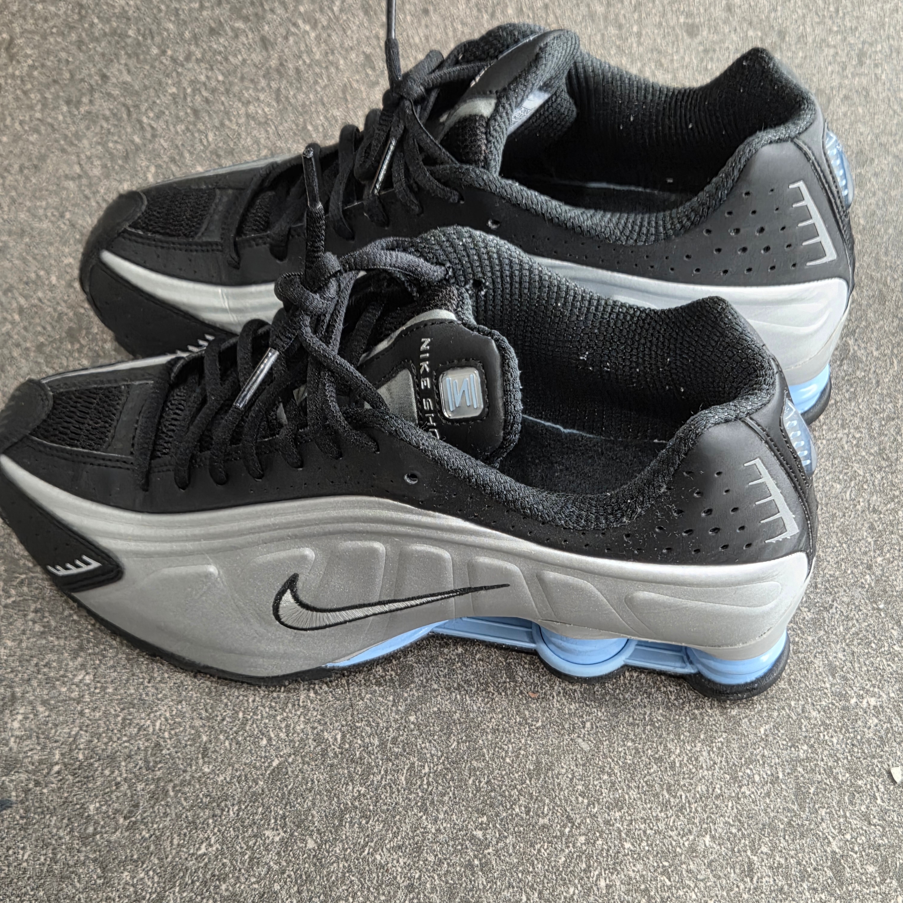 Nike Shox R4 Metallic Silver Black 착용 스타일 - 2