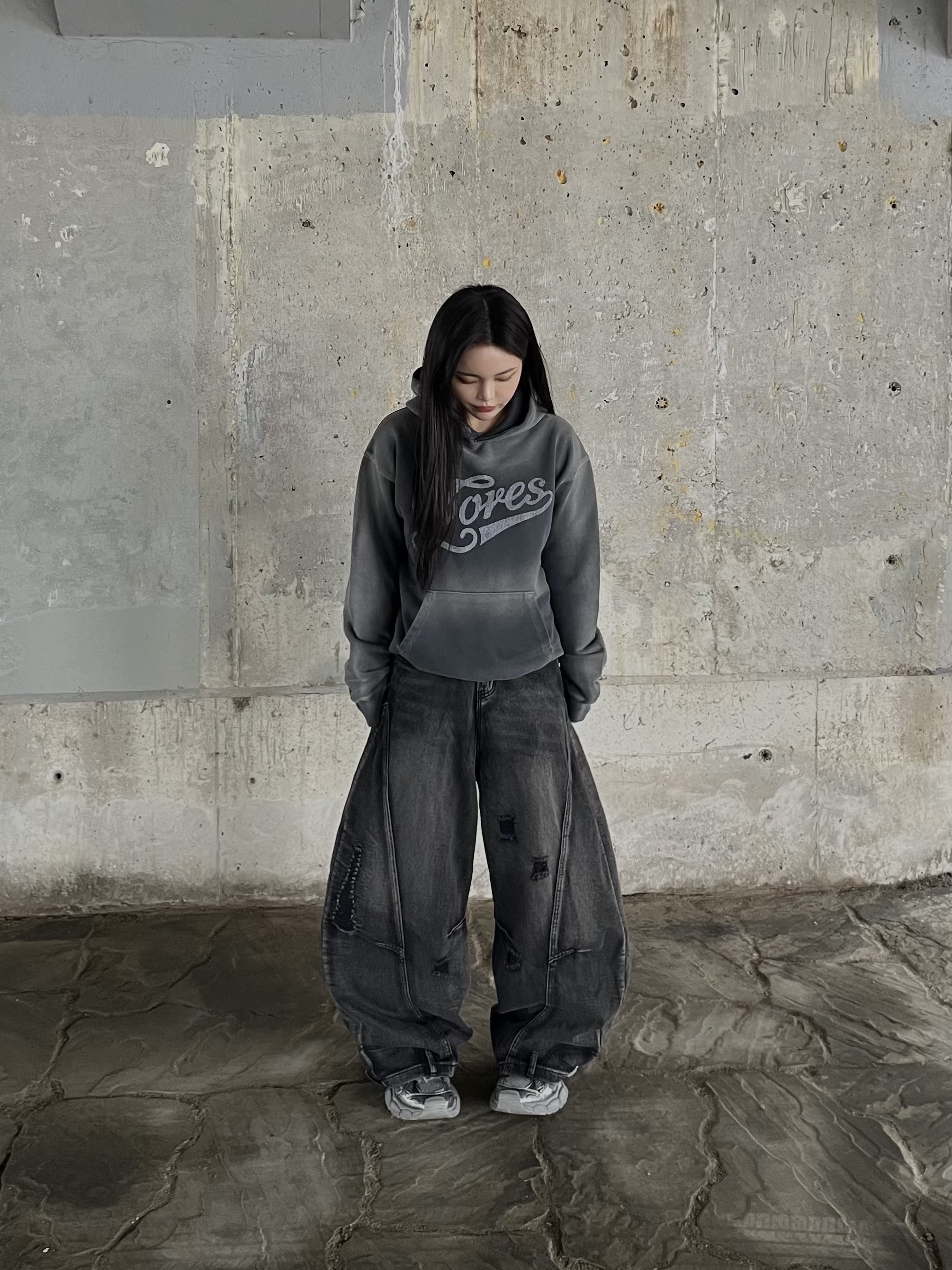 Balenciaga 3XL Sneakers Grey Black 착용 스타일 - 2
