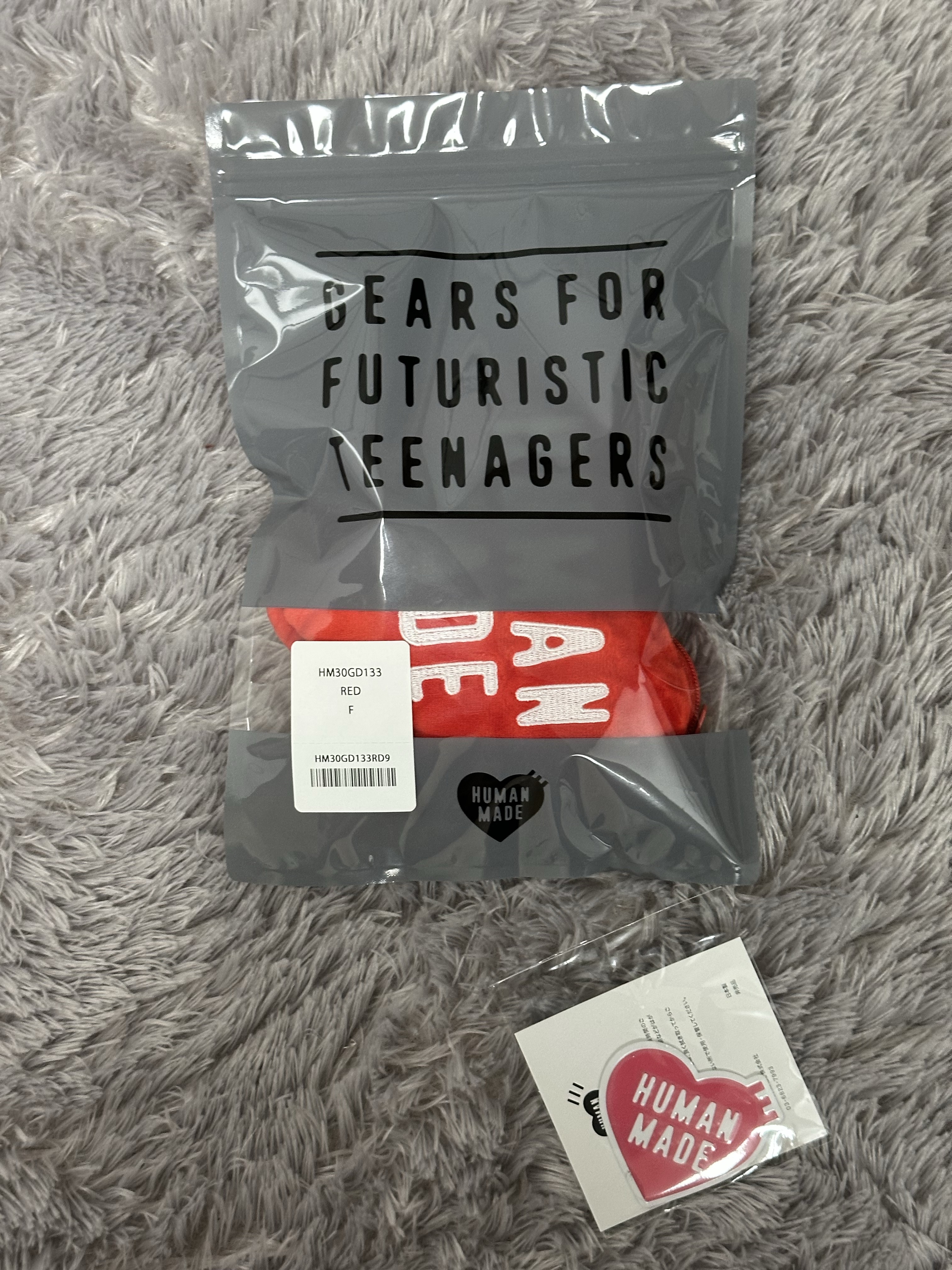 Human Made Heart Pass Case Red 착용 스타일 - 1