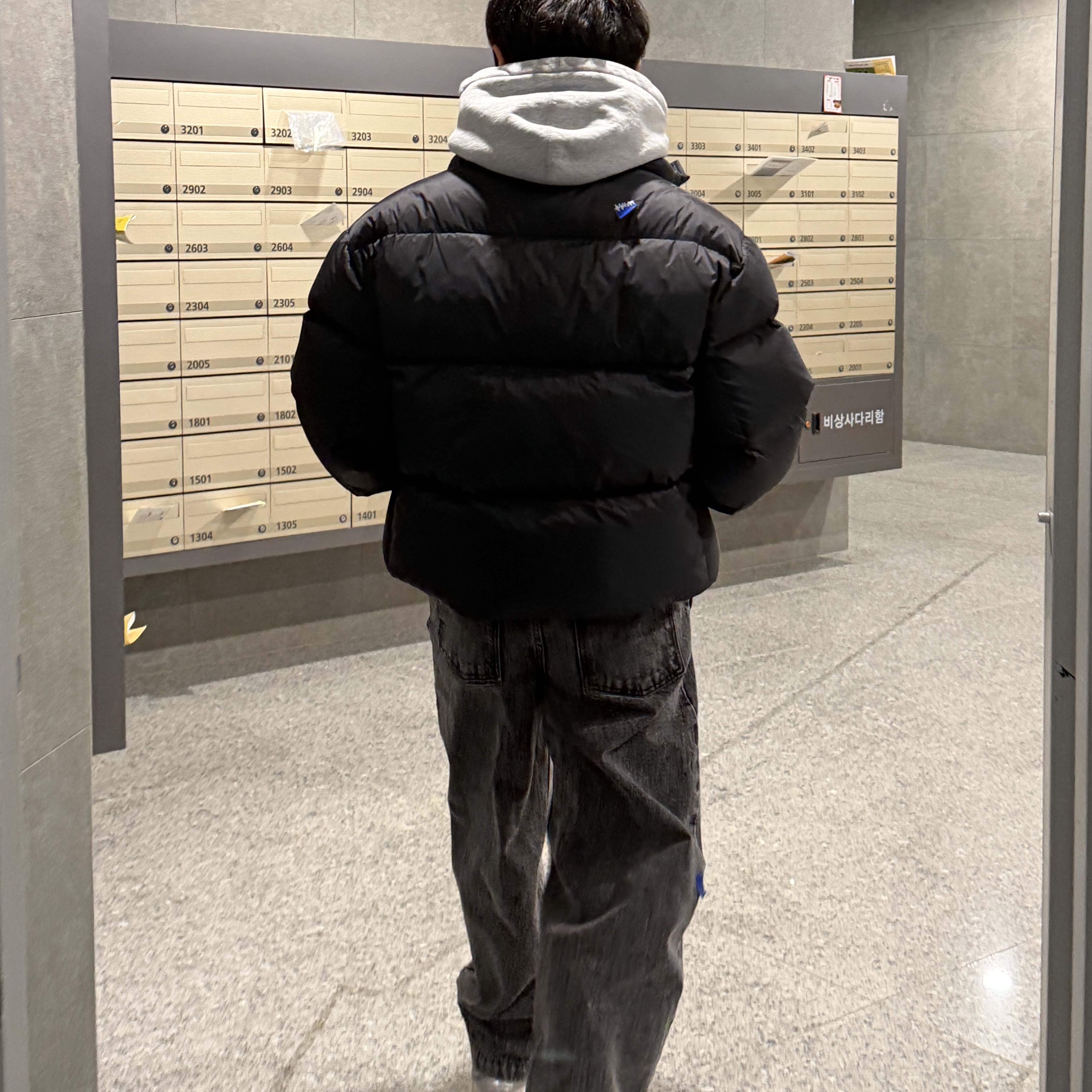 Ader Error Sig; TRS Tag Jeans 03 Noir, Ader Error Sig; TRS/BL Tag Puffer Jacket 01 Noir 착용 스타일
