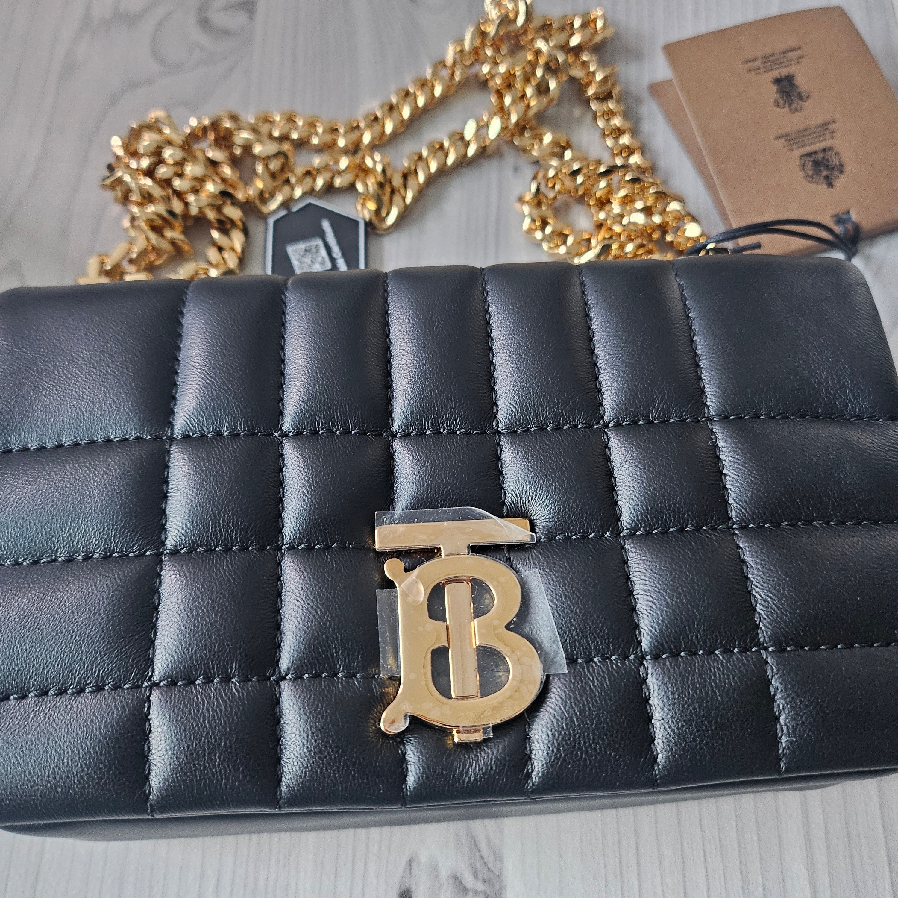 Burberry Quilted Leather Mini Lola Bag Black 착용 스타일