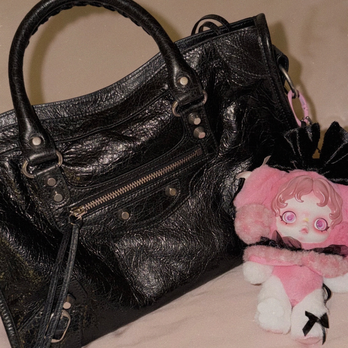 Balenciaga Le City Small Bag Black, Pop Mart Skullpanda x My Melody Plush 착용 스타일