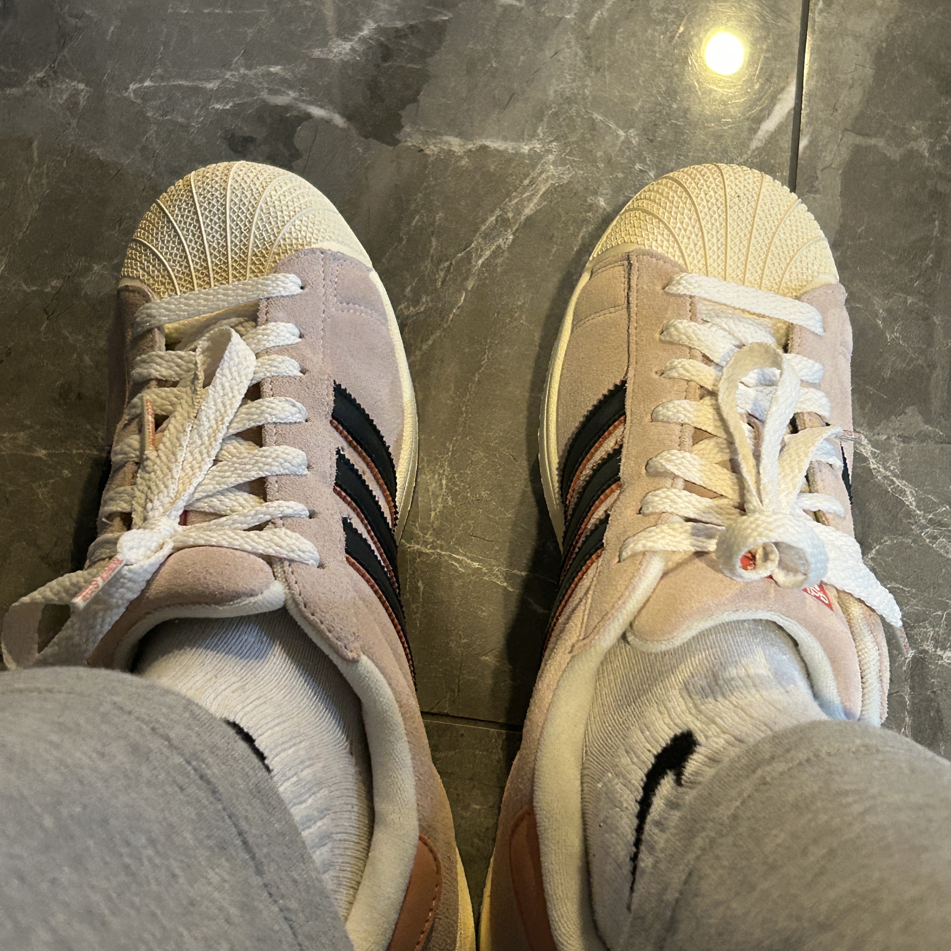 Adidas x Spongebob Patrick Superstar Black Core Black 착용 스타일 - 1