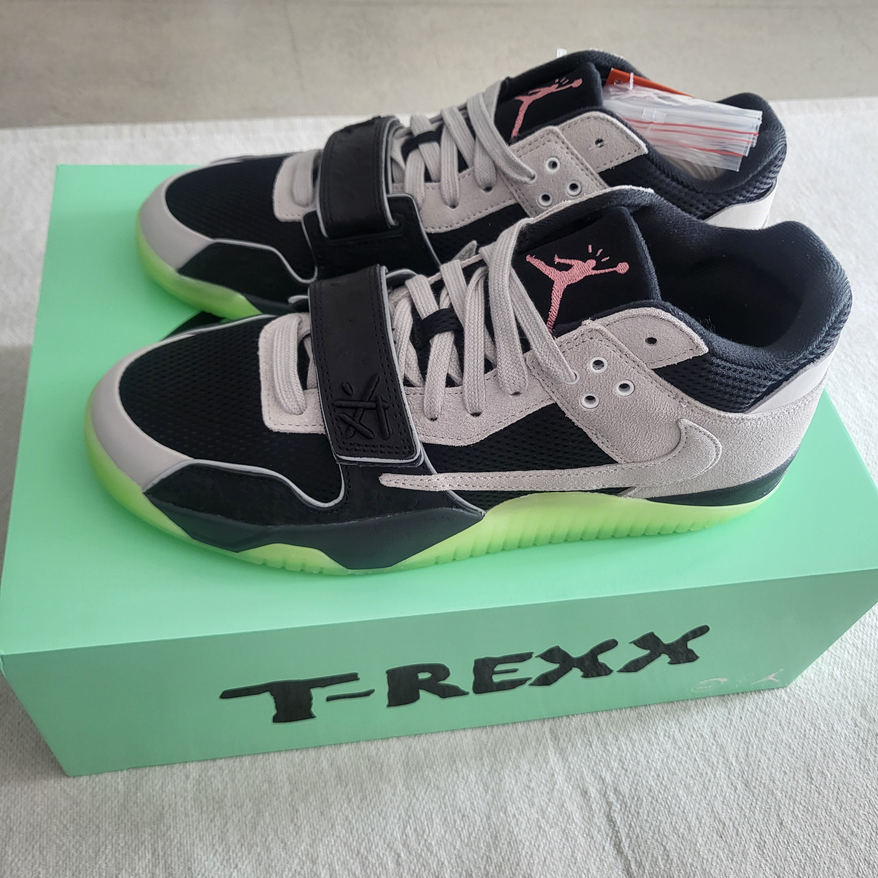 Jordan x Travis Scott x Chase B Jumpman Jack TR Black Night Silver 착용 스타일 - 3