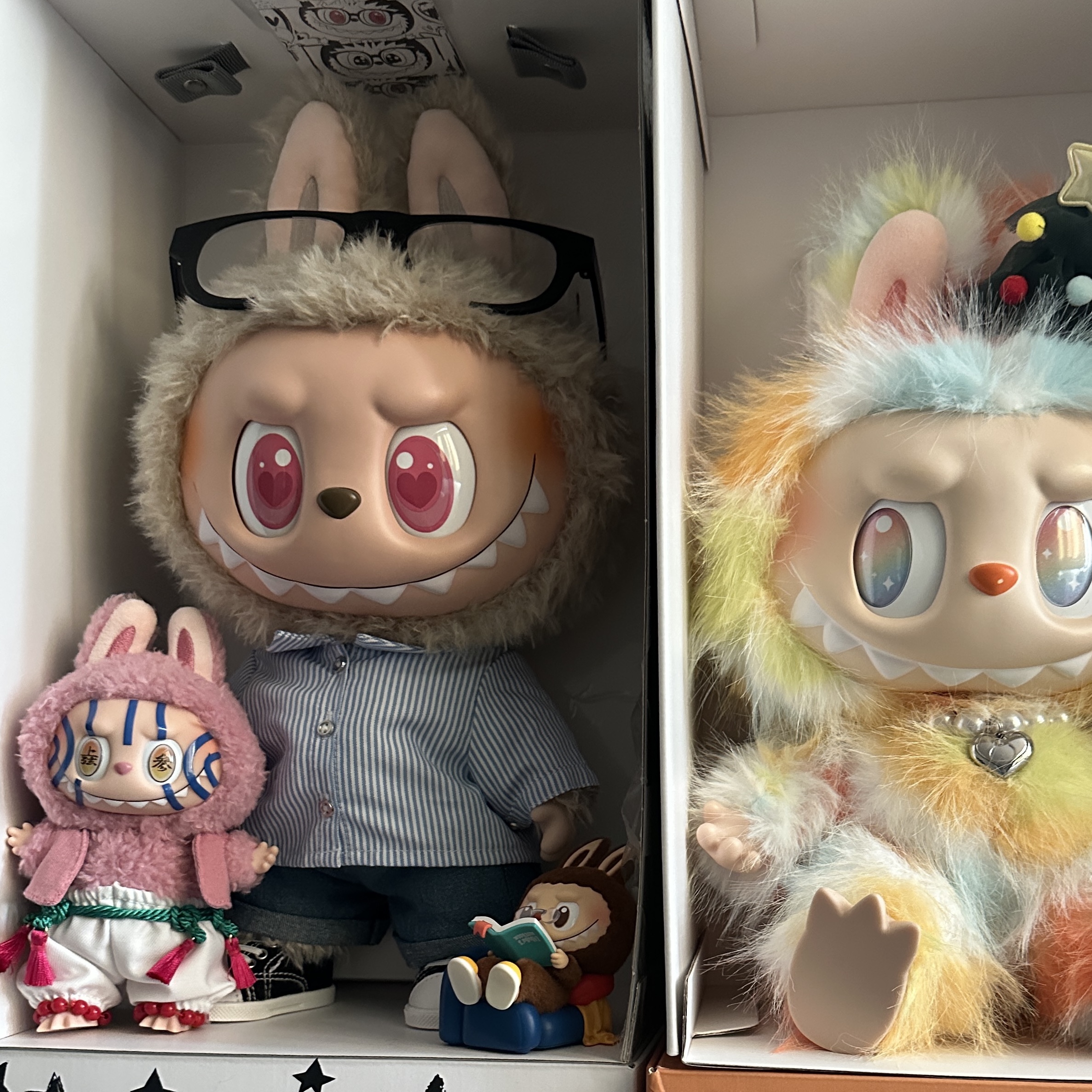 Pop Mart Labubu The Monsters Labubu Tasty Macarons Series Lyche Berry Keyring, Pop Mart Labubu The Monsters Big Into Energy Series-Rock The Universe Vinyl Plush Doll 착용 스타일