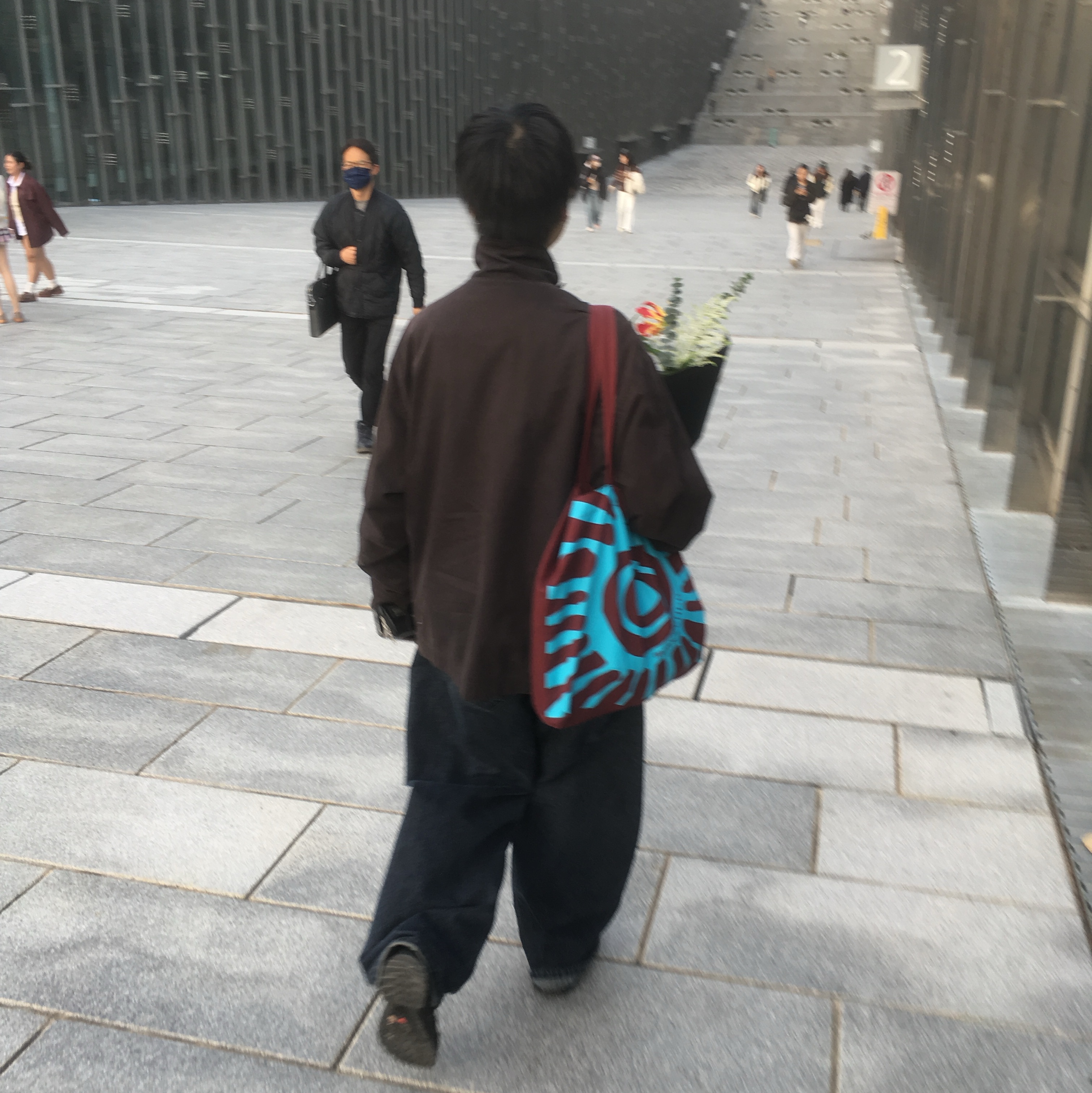 Hatchingroom x Mascompany Haema Bag Lemon, Hatchingroom Wide Curve Jeans Washed Blue 착용 스타일 - 2