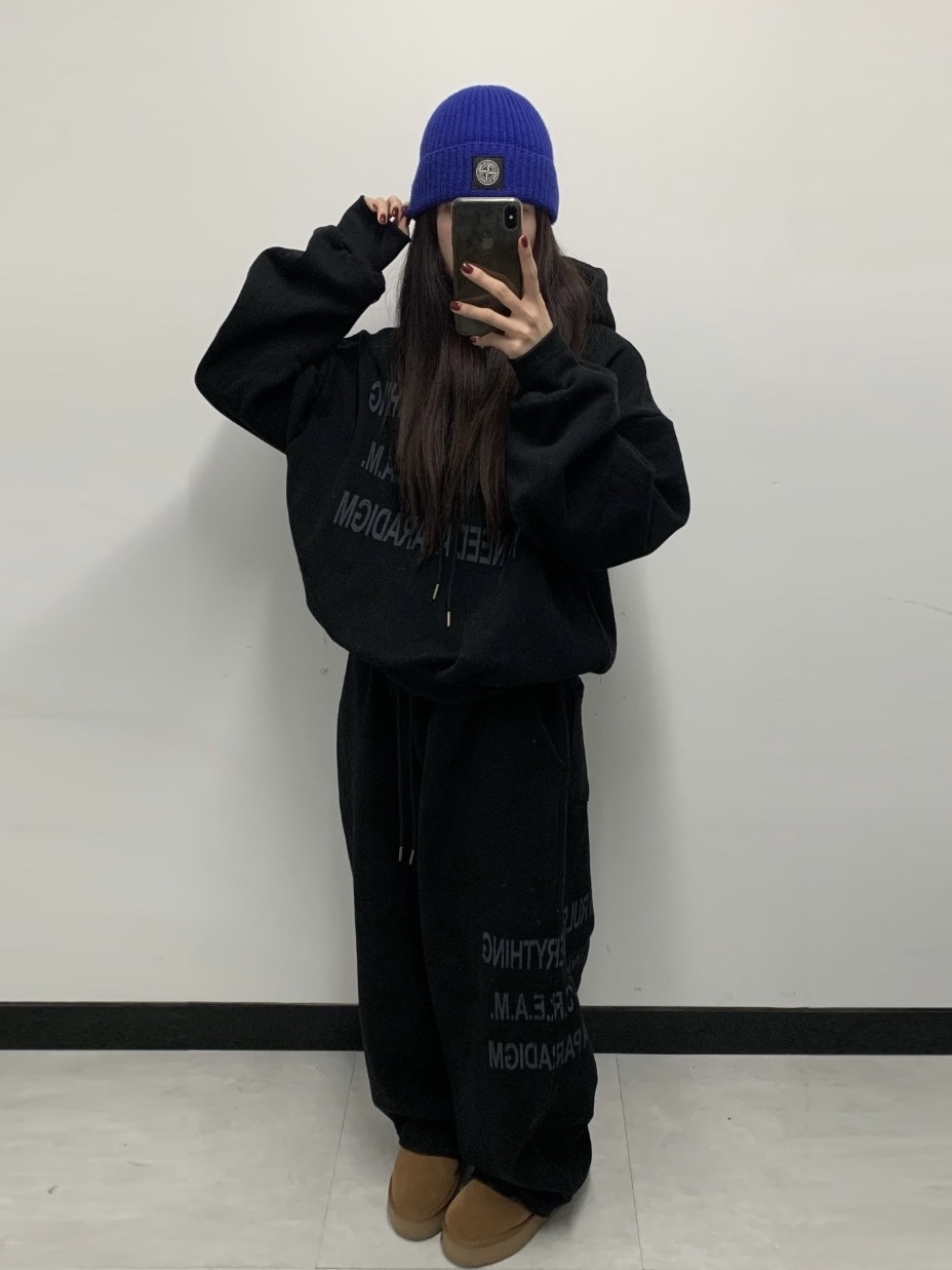 (W) UGG Classic Mini Platform Boots Chestnut, Stone Island N100002 Full Rib RWS Wool Beanie with Compass Logo Patch Steel Blue - 25FW 착용 스타일