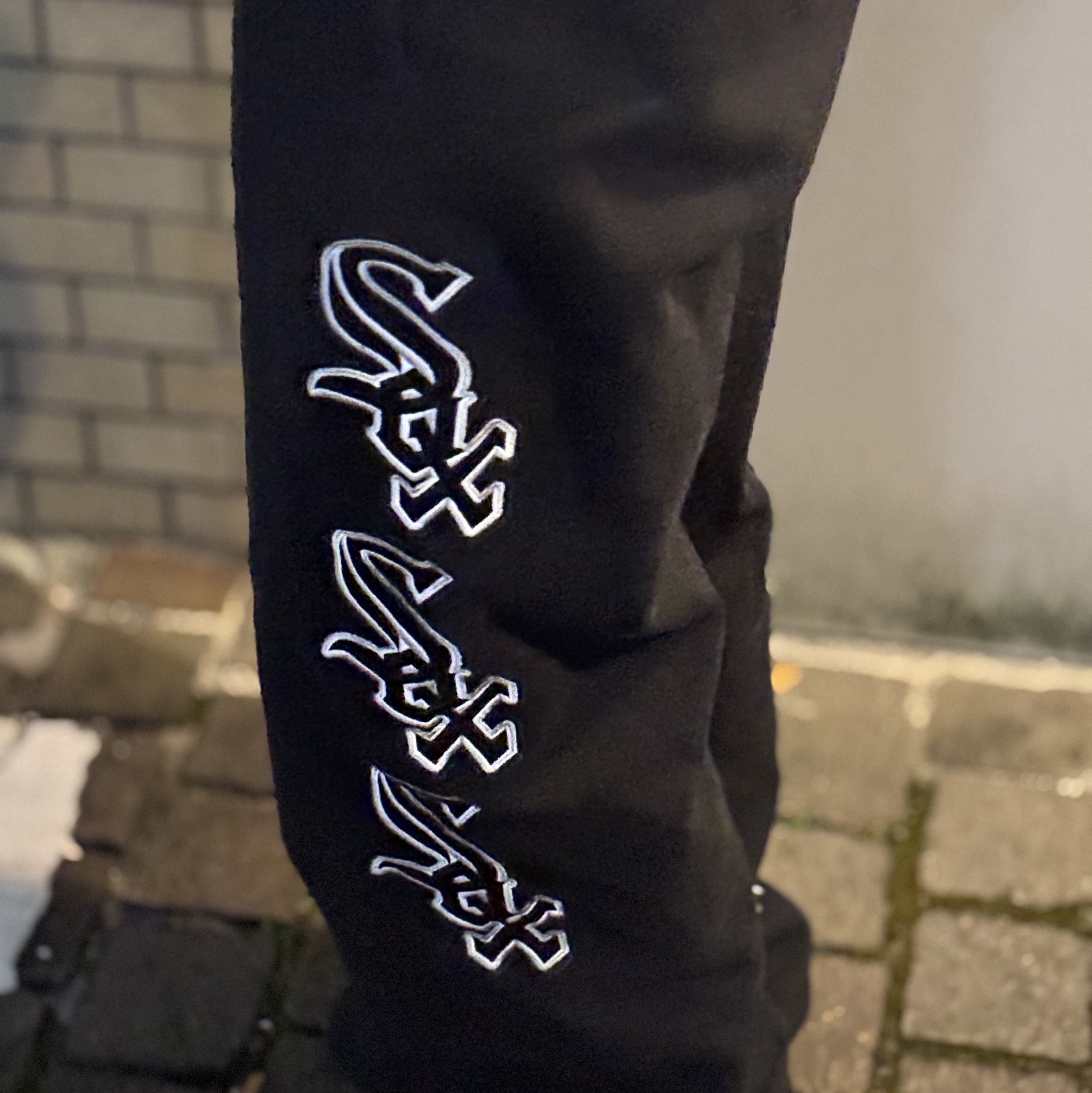Supreme x Chicago White Sox Sweatpant Ash Grey - 25FW, Supreme x Chicago White Sox Sweatpant Black - 25FW 착용 스타일 - 1