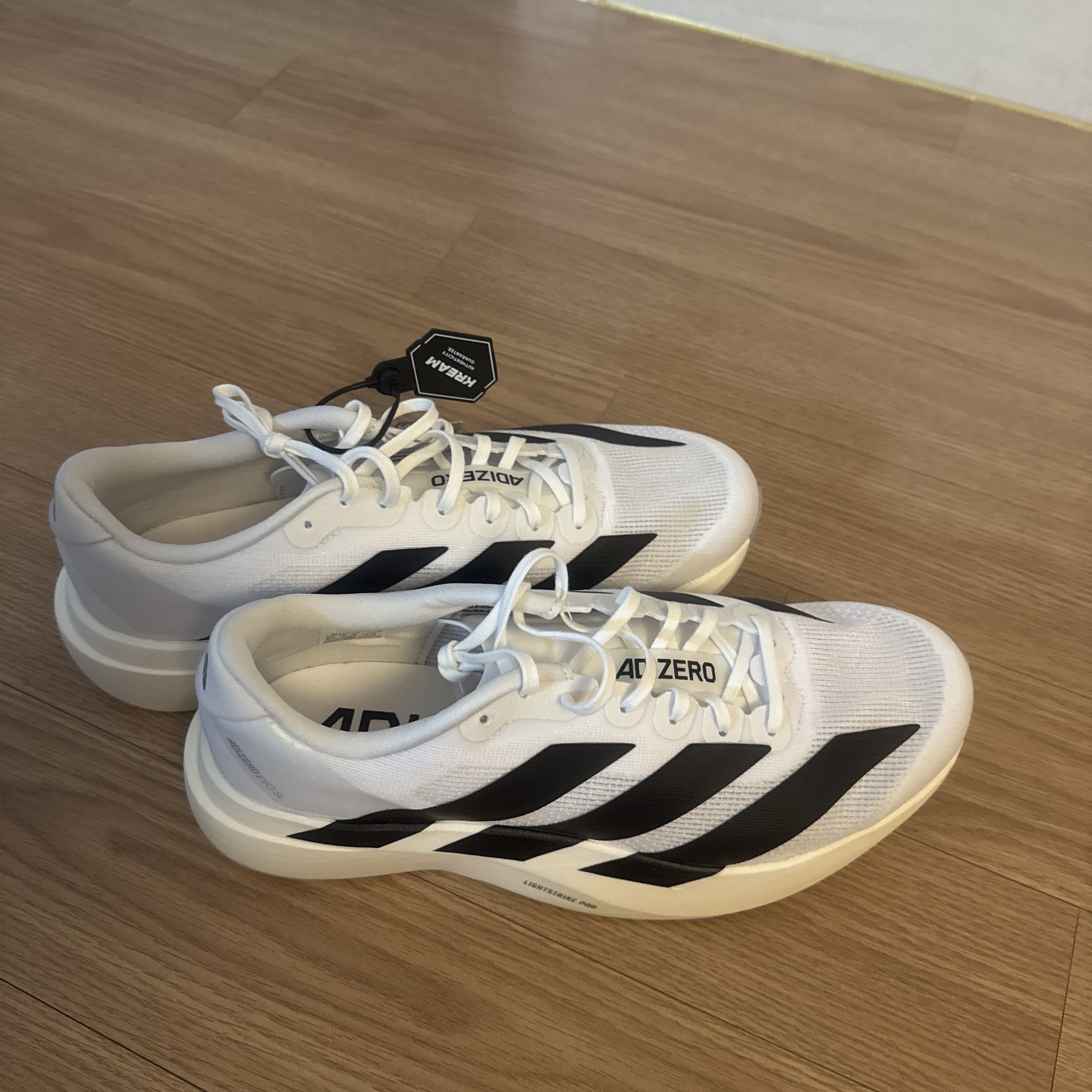 Adidas Adizero EVO SL Cloud White Core Black 착용 스타일