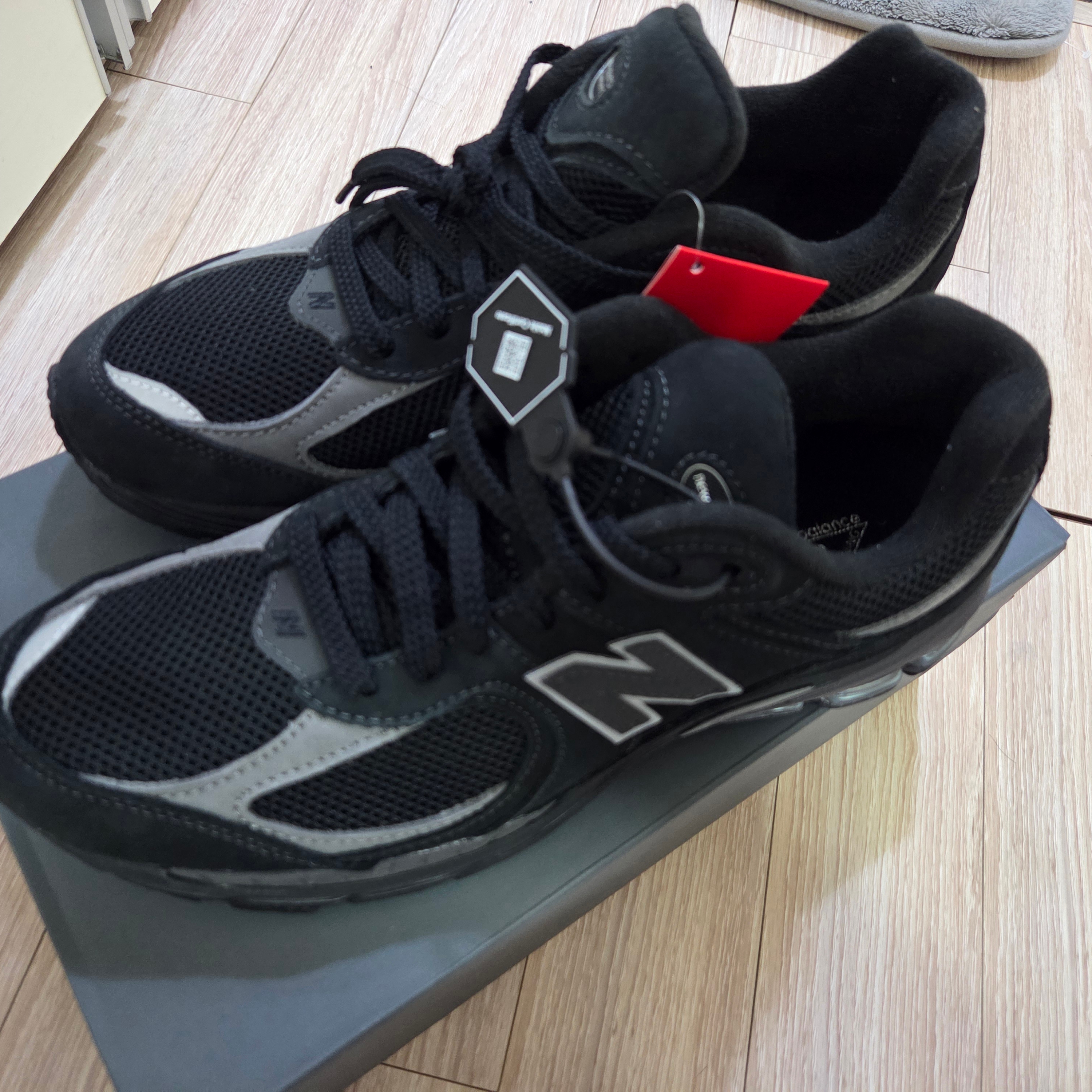 New Balance 2002R Dark Camo 착용 스타일 - 1