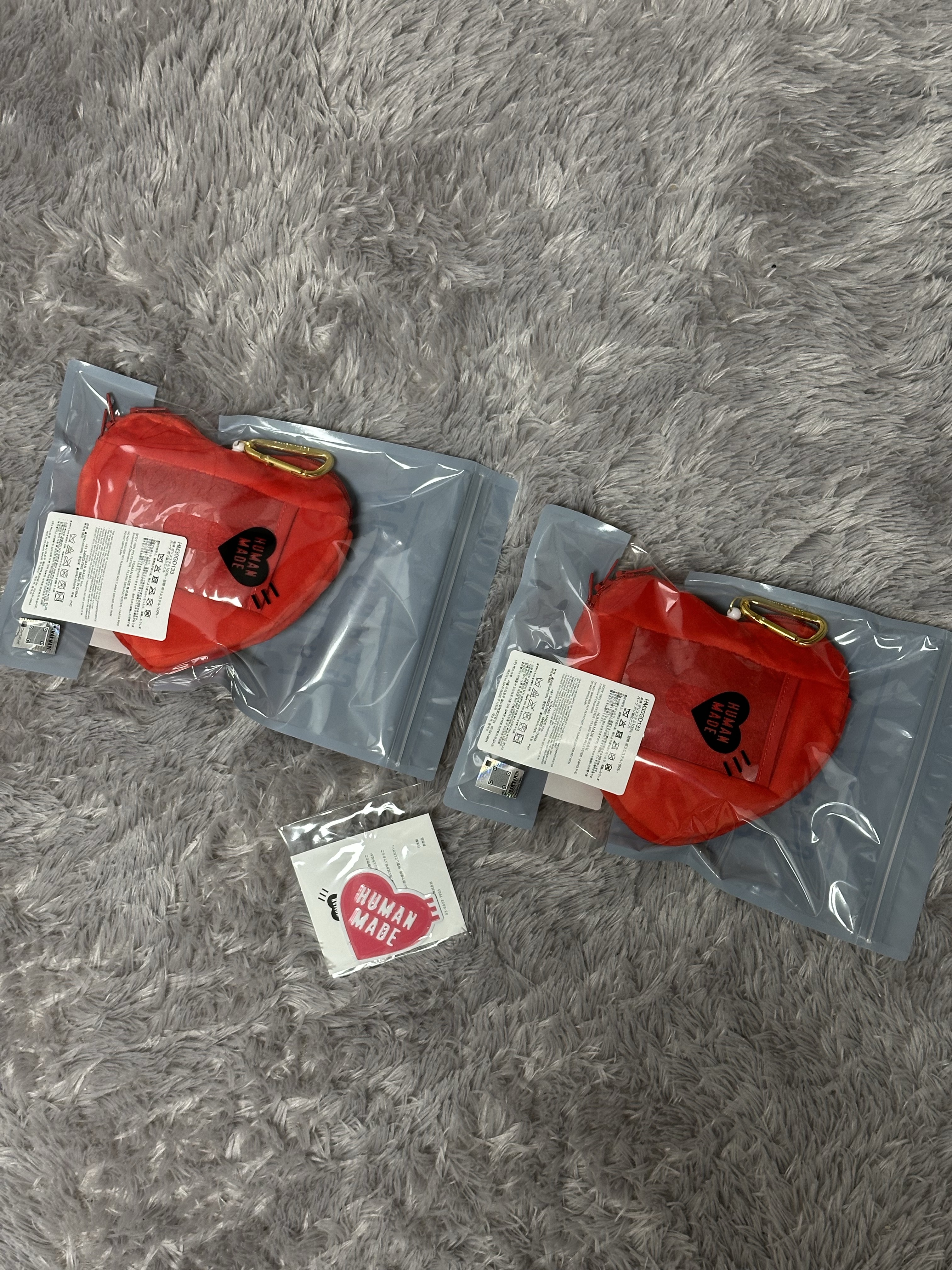 Human Made Heart Pass Case Red 착용 스타일 - 3