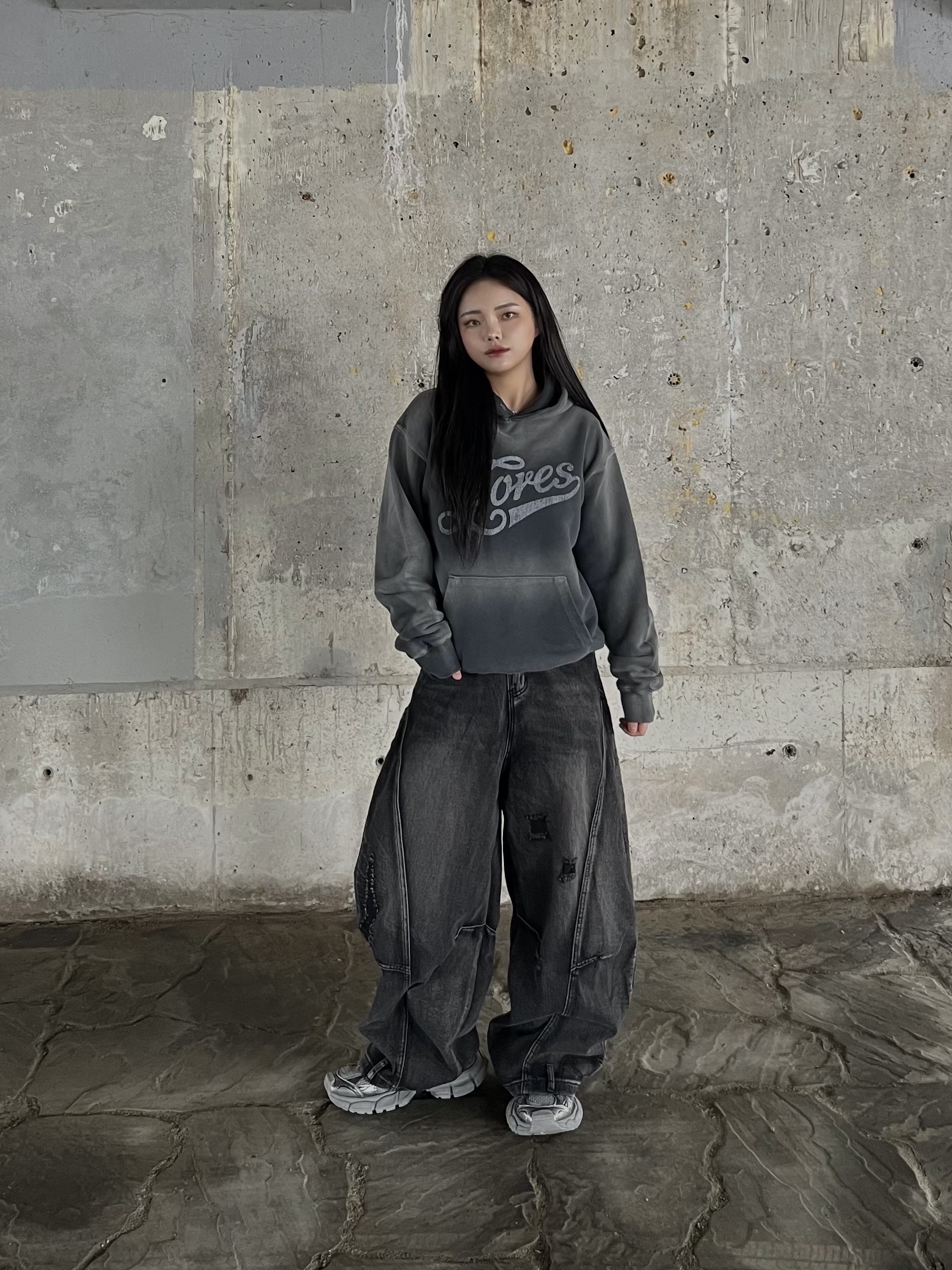 Balenciaga 3XL Sneakers Grey Black 착용 스타일 - 1