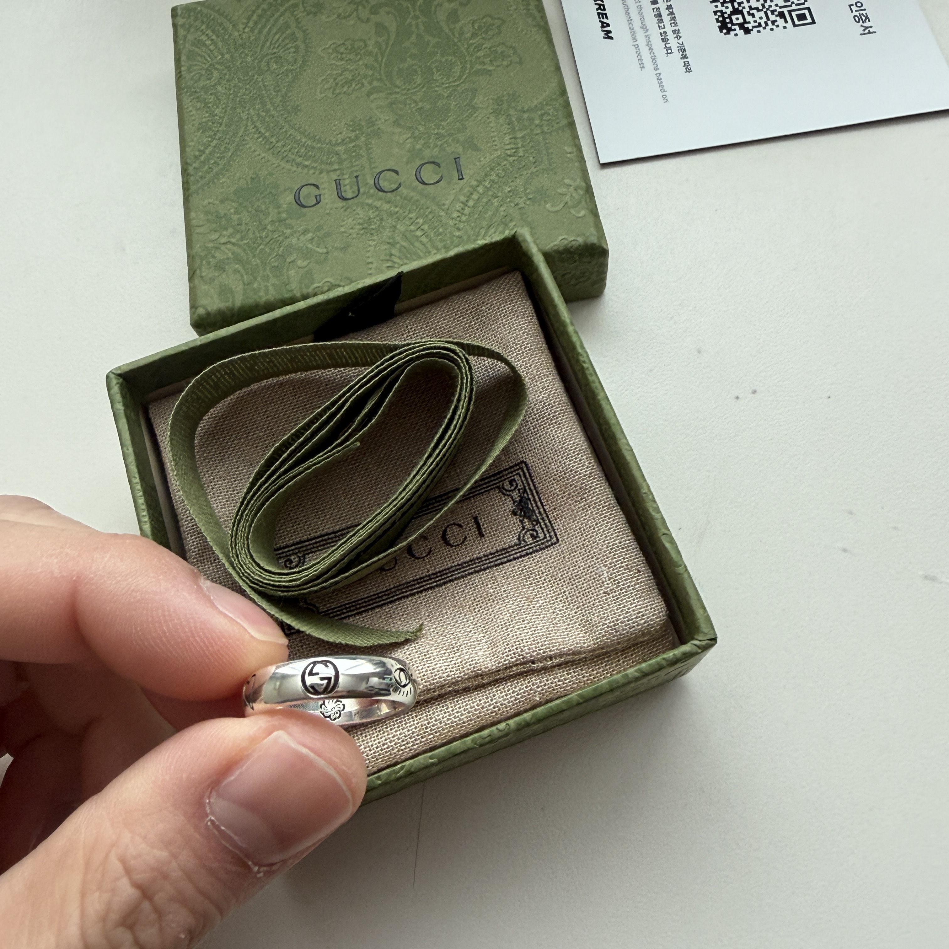 Gucci Blind For Love Ring Silver 착용 스타일