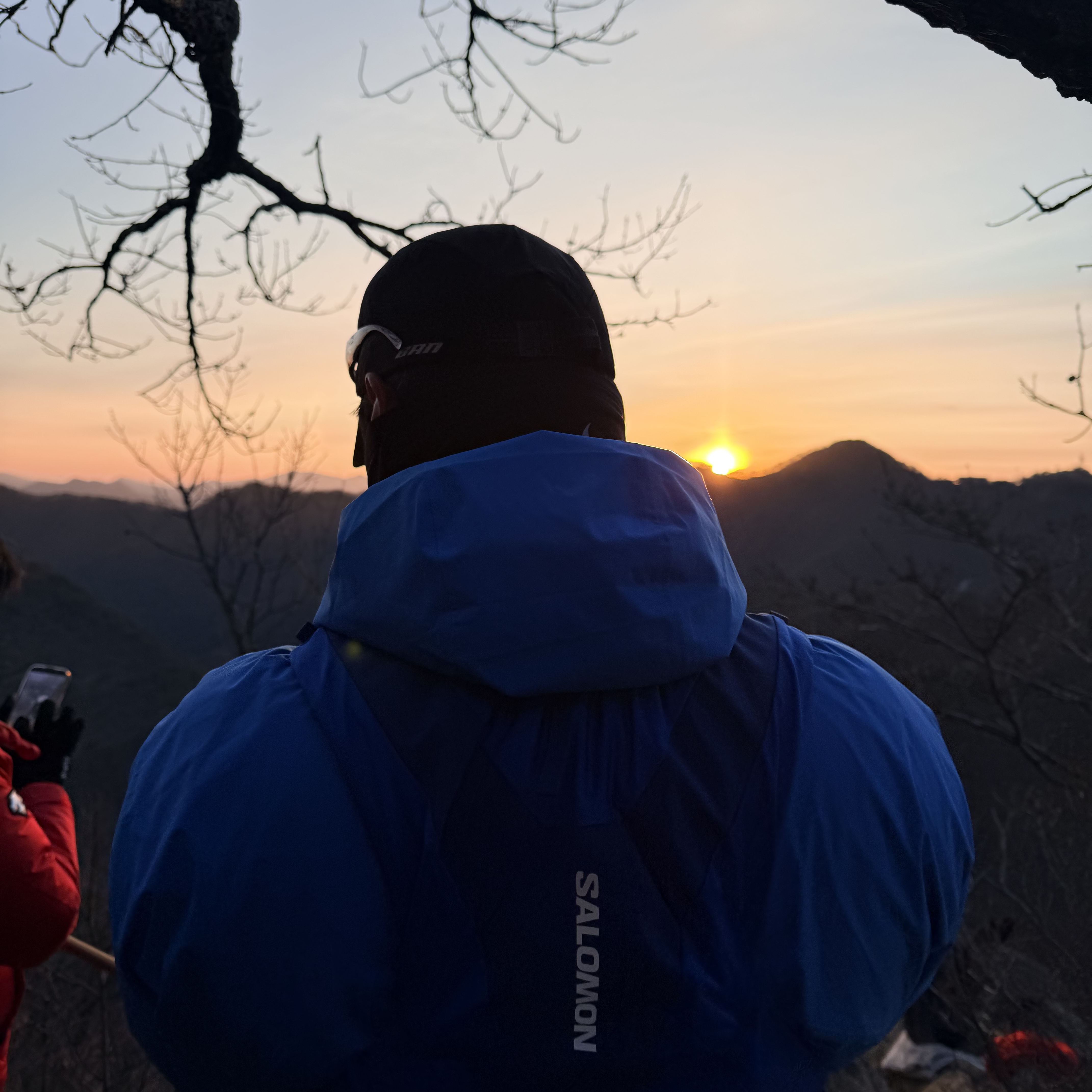BORN TO WIN Stroke Running Cap Black, Nike ACG Storm-Fit ADV Cascade Rains Full Zip Jacket Light Photo Blue Summit White - Asia 착용 스타일 - 3
