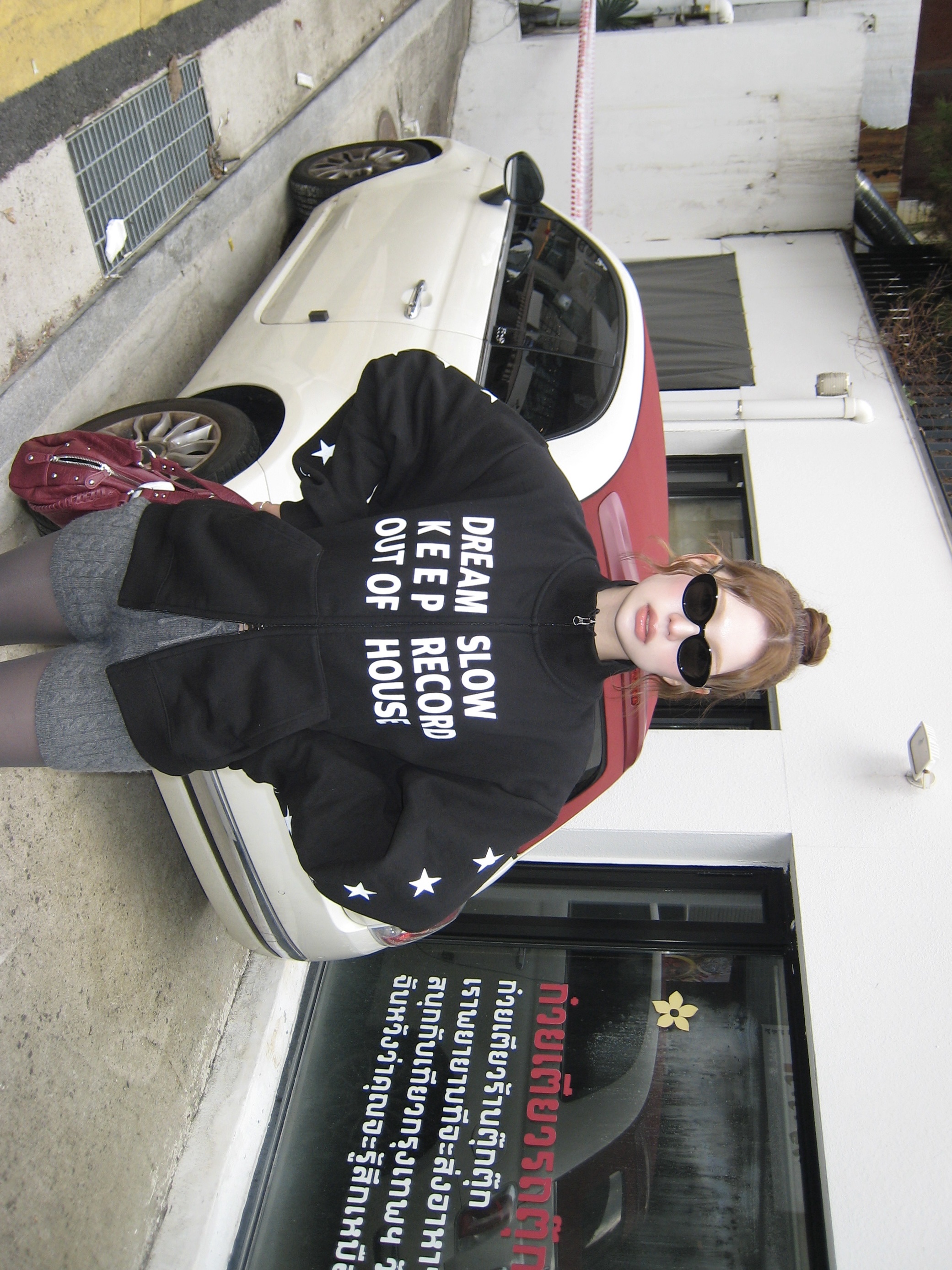 SLOW RECORD HOUSE Typo Star Track Zip-Up_Black 착용 스타일 - 5
