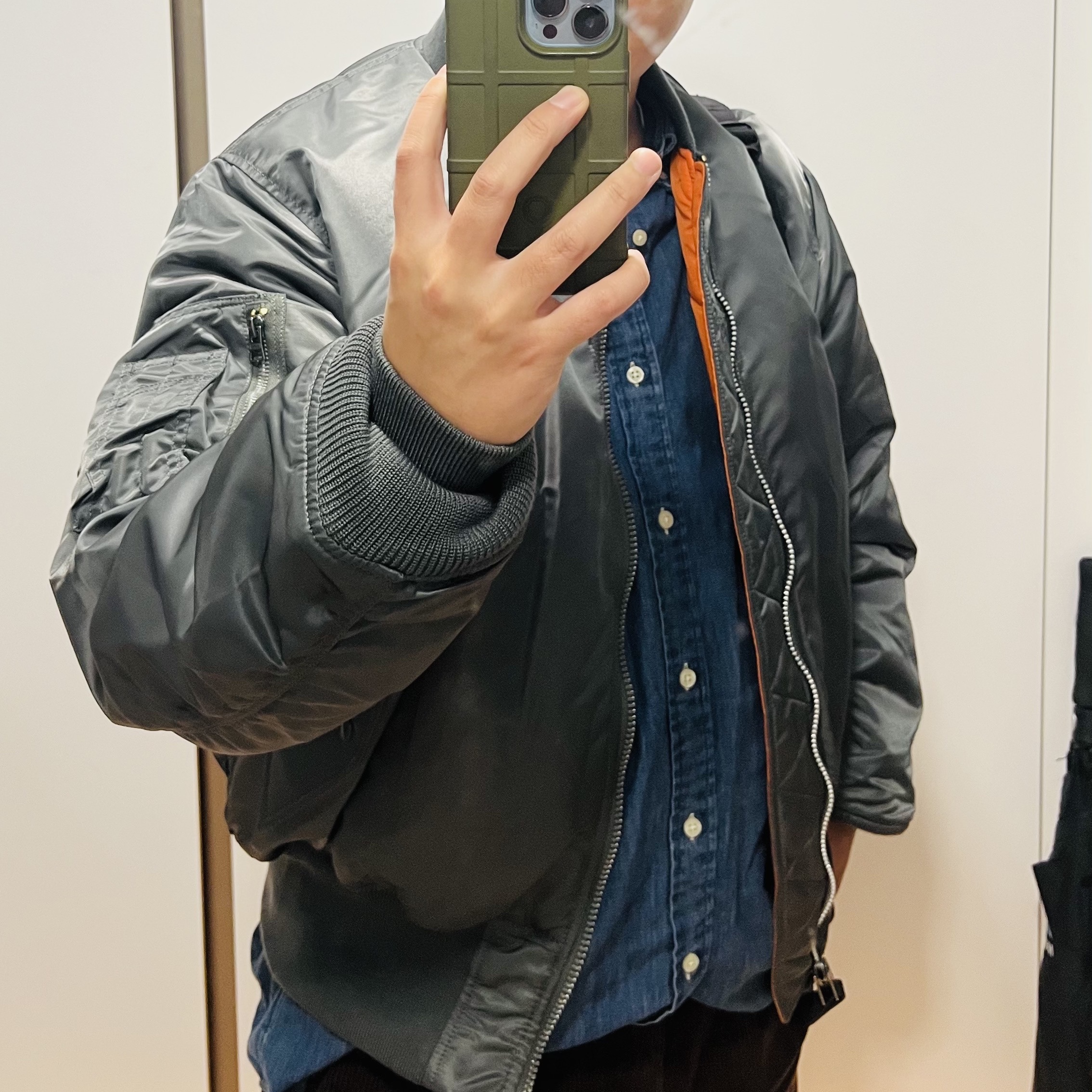 ALPHA INDUSTRIES MA-1 Flight Jacket Gunmetal 착용 스타일