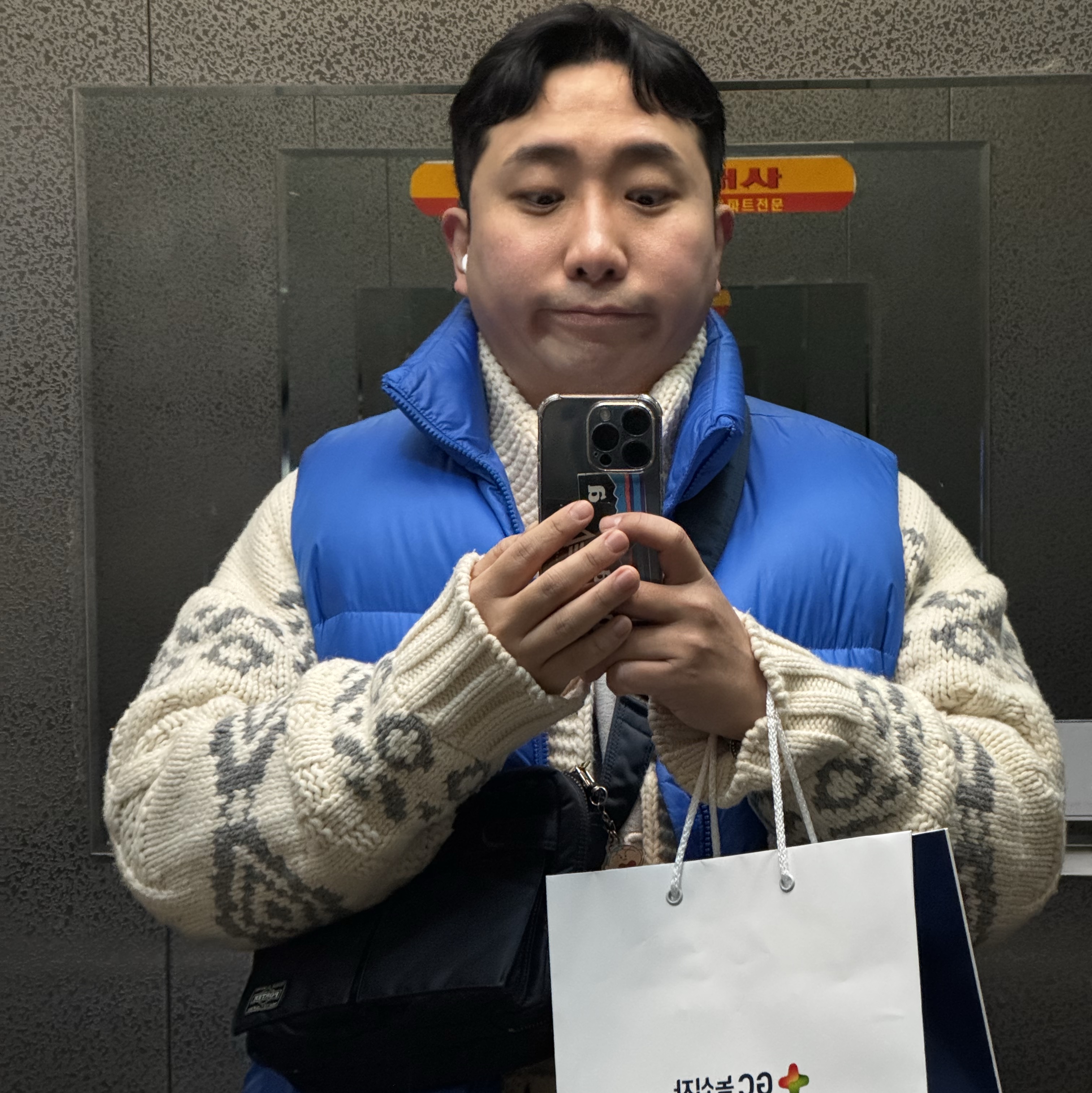 Porter Tanker Shoulder Bag S Iron Blue 착용 스타일