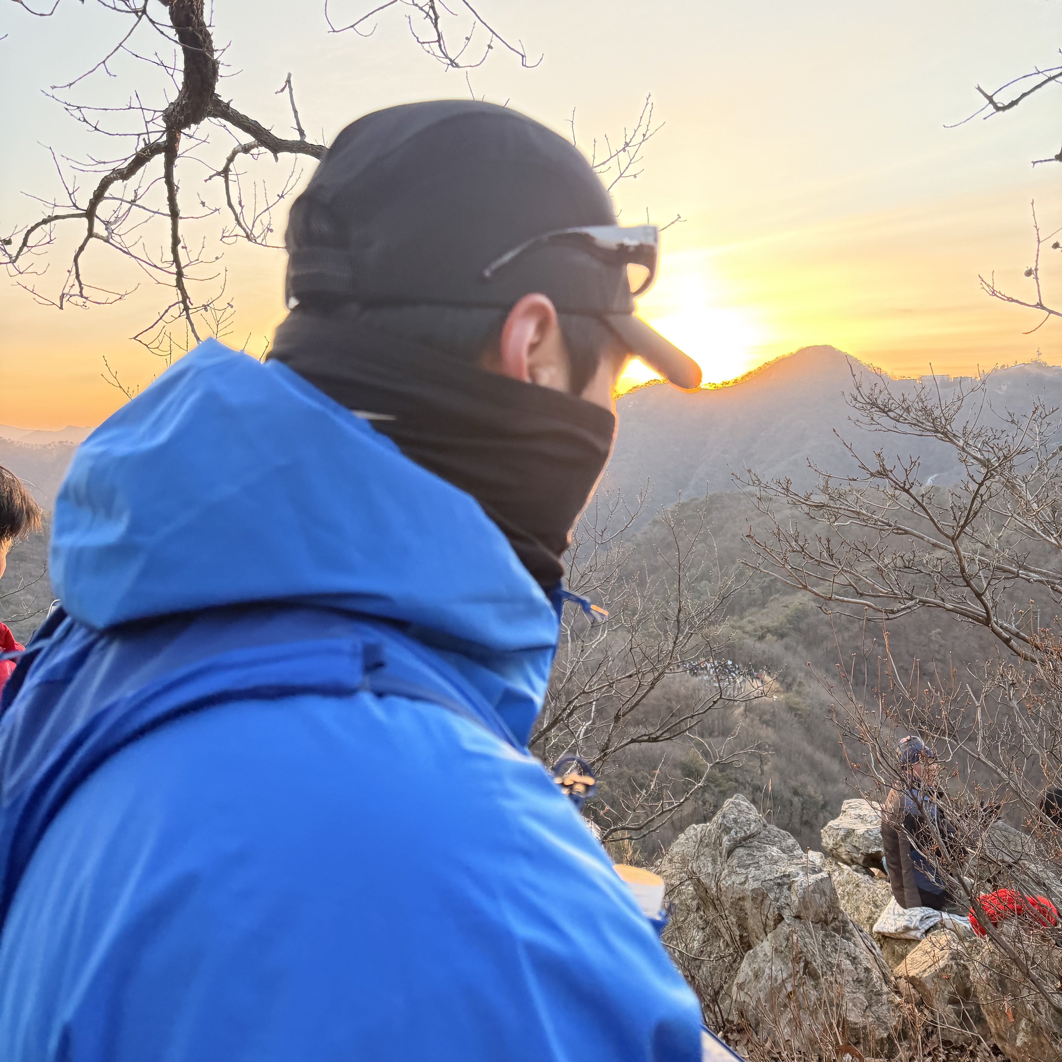 BORN TO WIN Stroke Running Cap Black, Nike ACG Storm-Fit ADV Cascade Rains Full Zip Jacket Light Photo Blue Summit White - Asia 착용 스타일 - 4