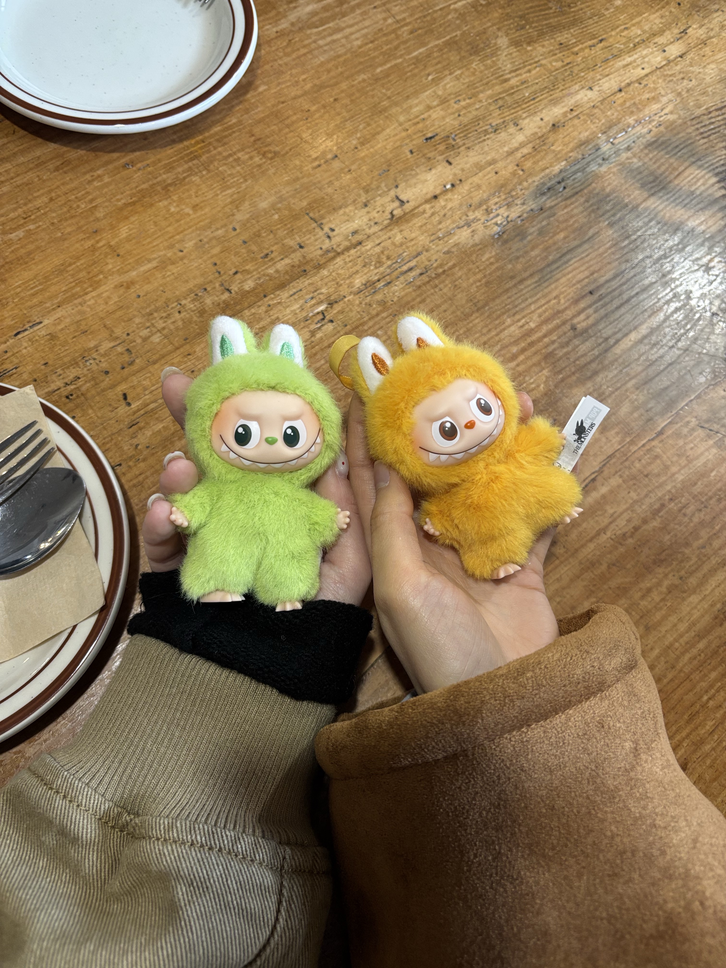 Pop Mart Labubu The Monsters Pin For Love Series Vinyl Plush Pendant Sealed Case (N-Z) (1 Blind Box), Pop Mart Labubu The Monsters Pin For Love Series Vinyl Plush Pendant Sealed Case (N-Z) (14 Blind Boxes) 착용 스타일
