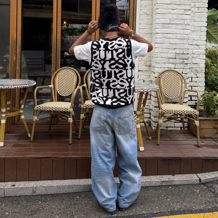 Stussy Stacked Sweater Vest Ivory 착용 스타일