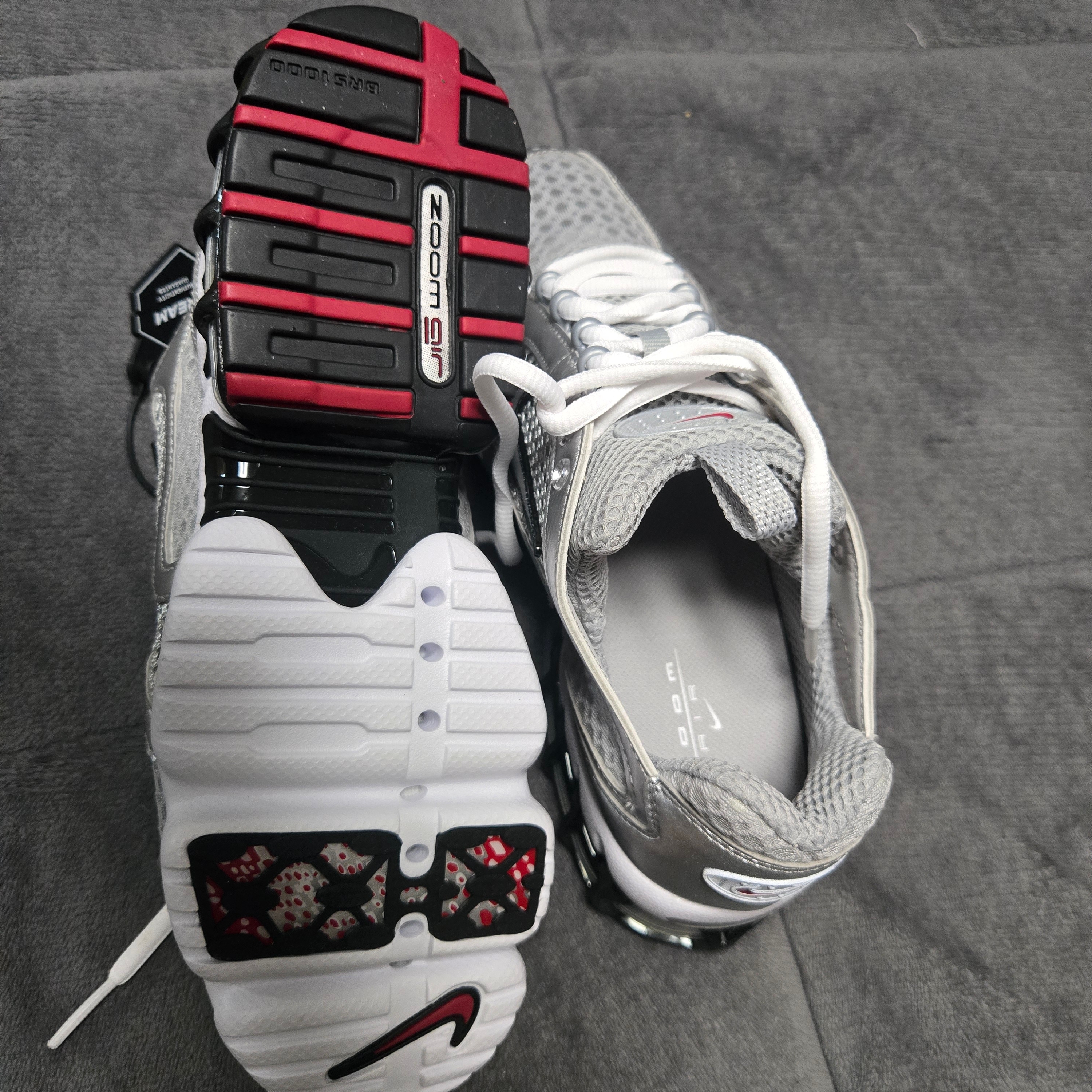 Nike Air Zoom Spiridon Cage 2 Metallic Silver 착용 스타일 - 2