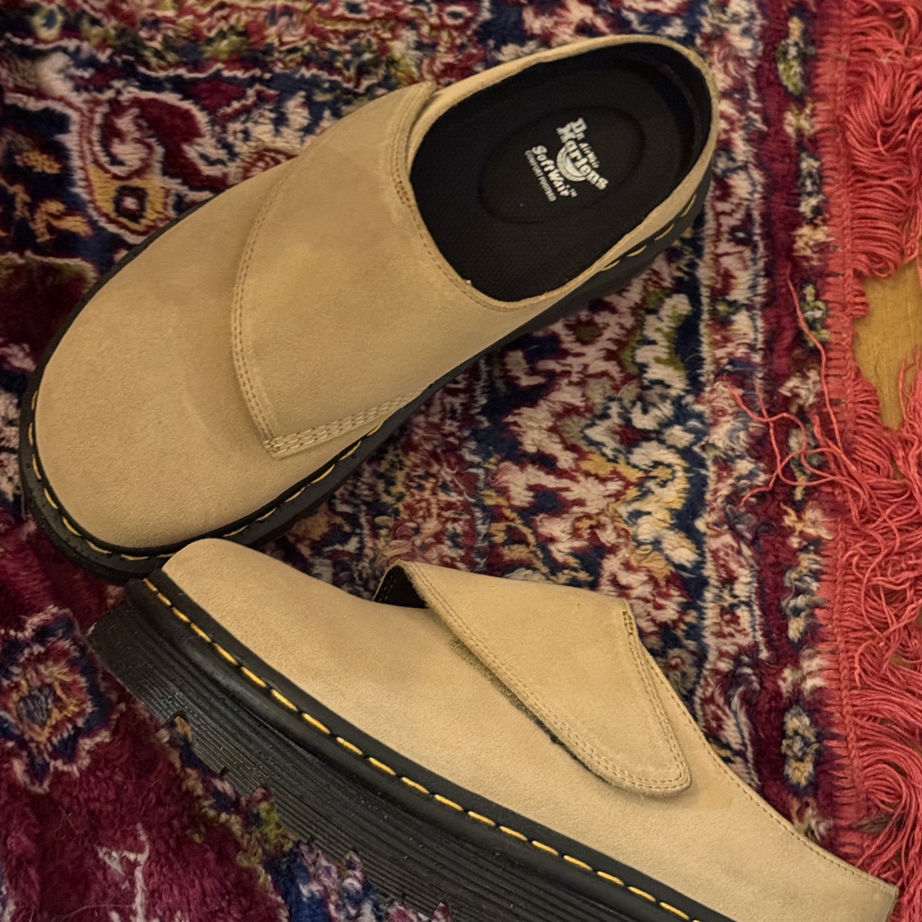 Dr. Martens Zebzag Anywair Mules Tan 착용 스타일 - 5